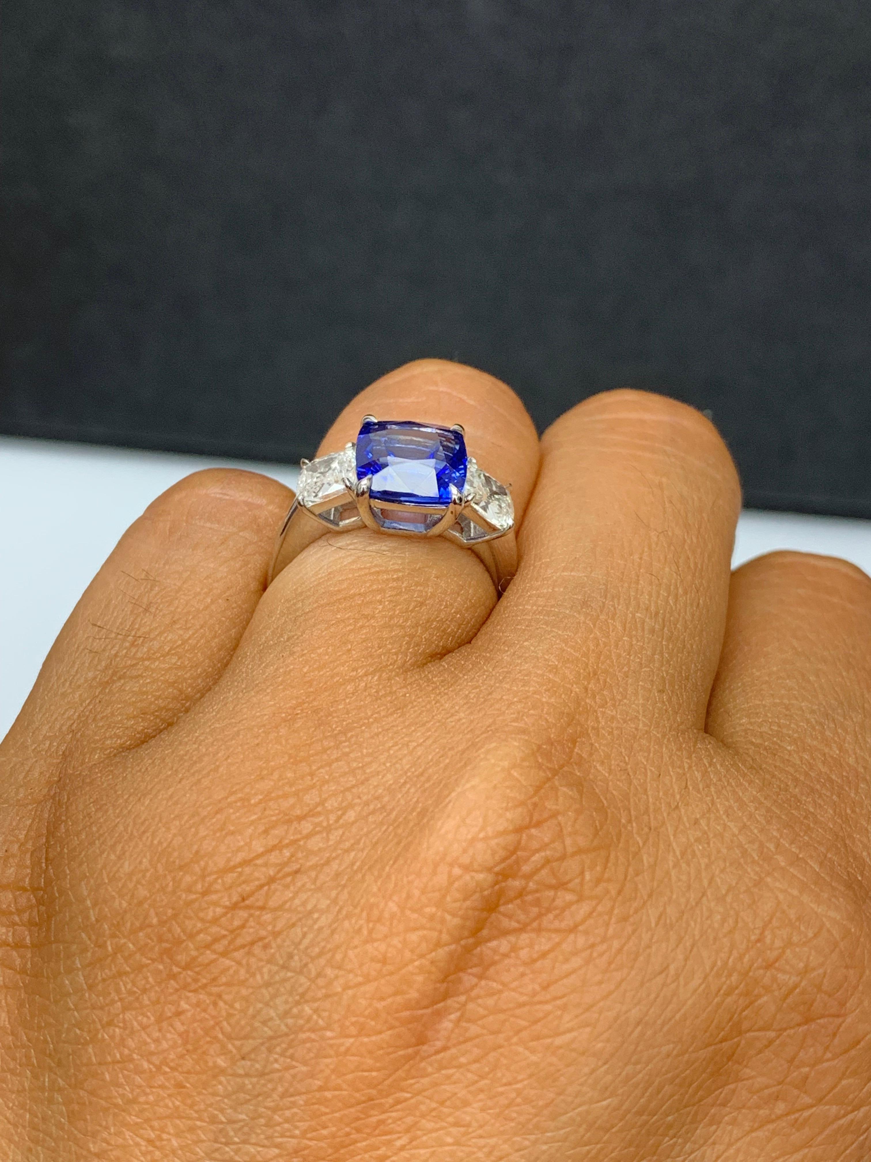 Bague de fiançailles en platine avec saphir coussin certifié de 3,91 carats en vente 10