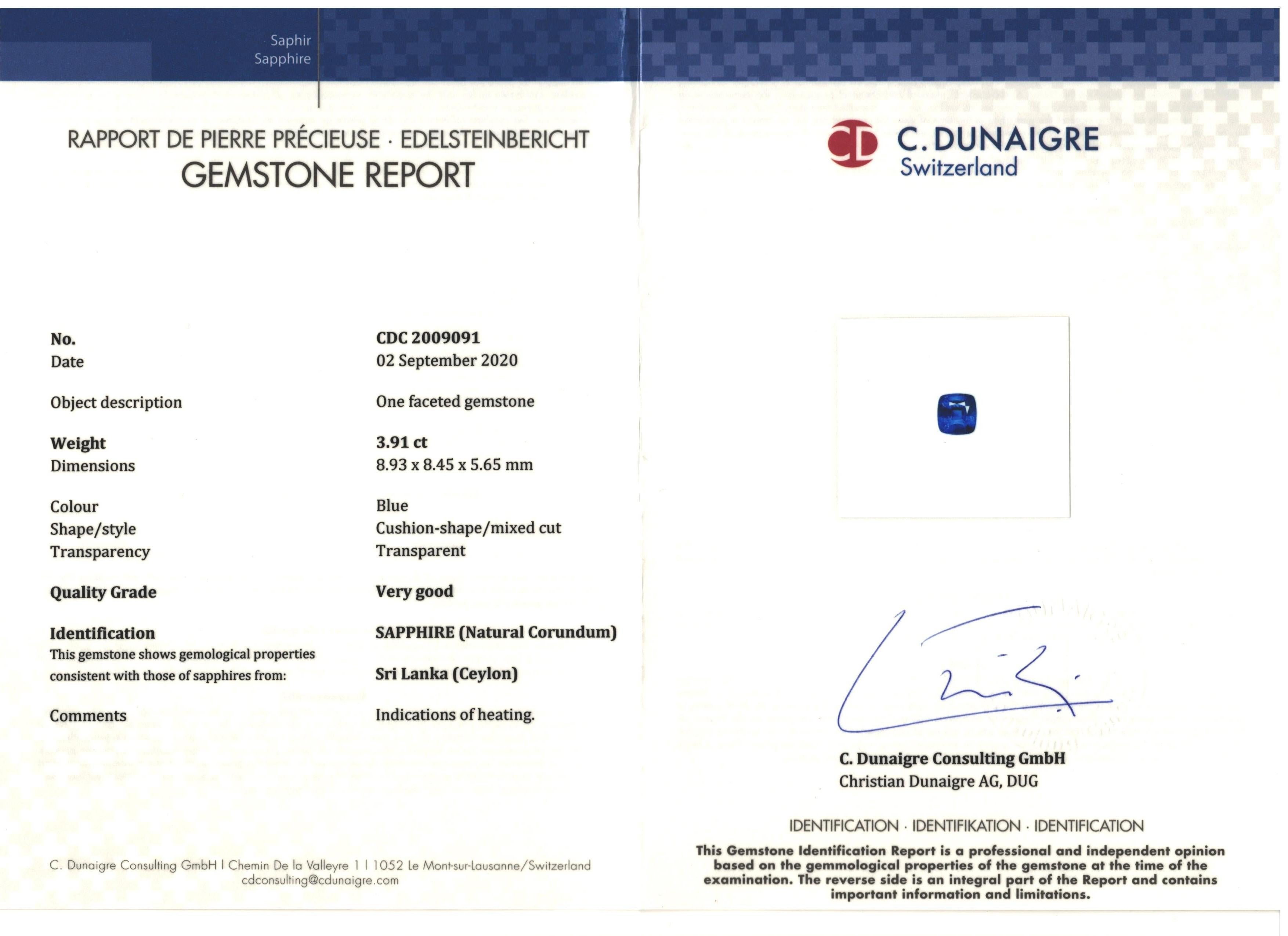 Le saphir bleu certifié de taille coussin et de couleur vive pèse 3,91 carats. Il est flanqué de deux diamants brillants de taille coussin pesant 0,87 carat au total. Elegamment serti dans une composition en platine poli.