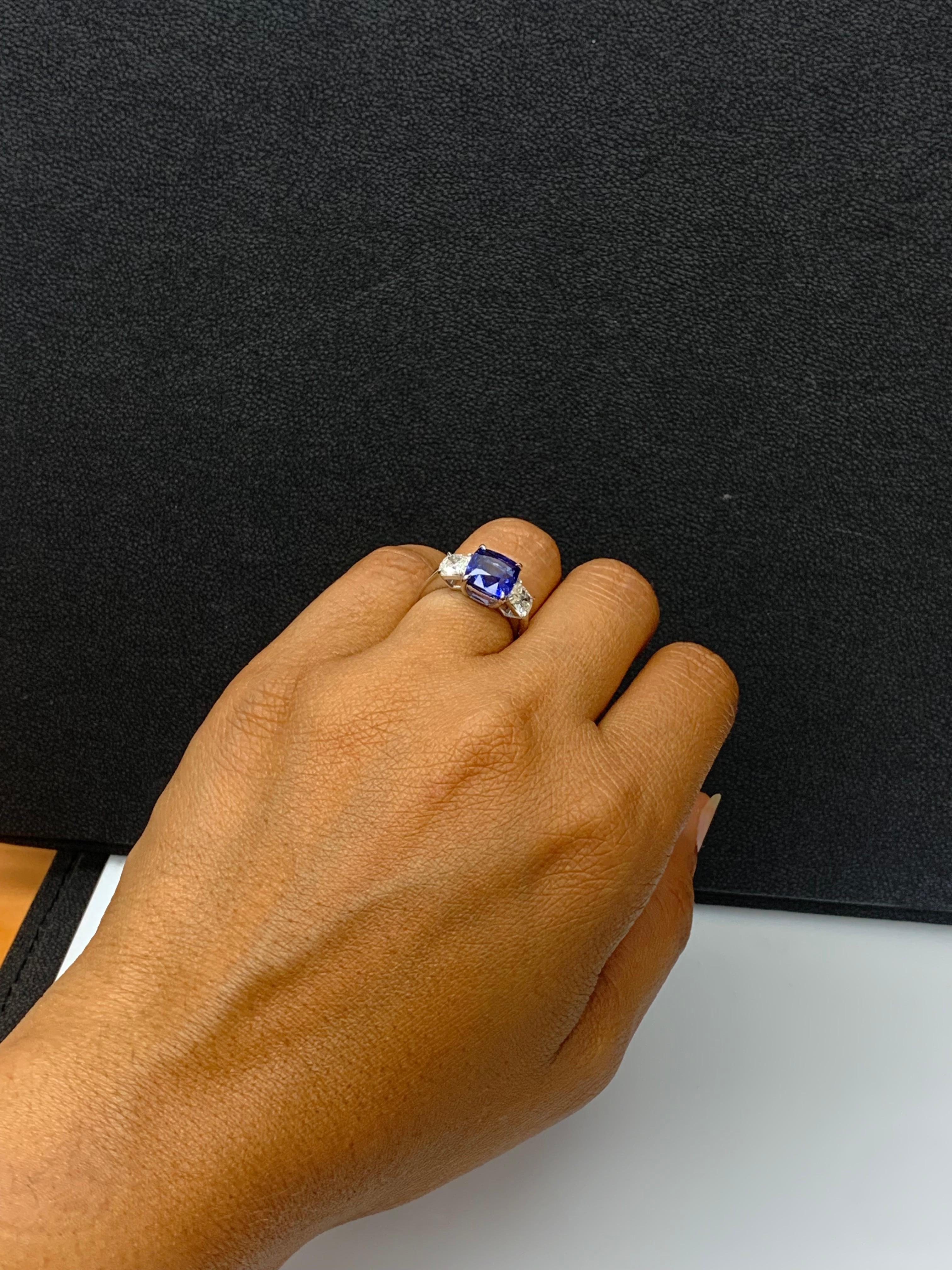 Bague de fiançailles en platine avec saphir coussin certifié de 3,91 carats en vente 14