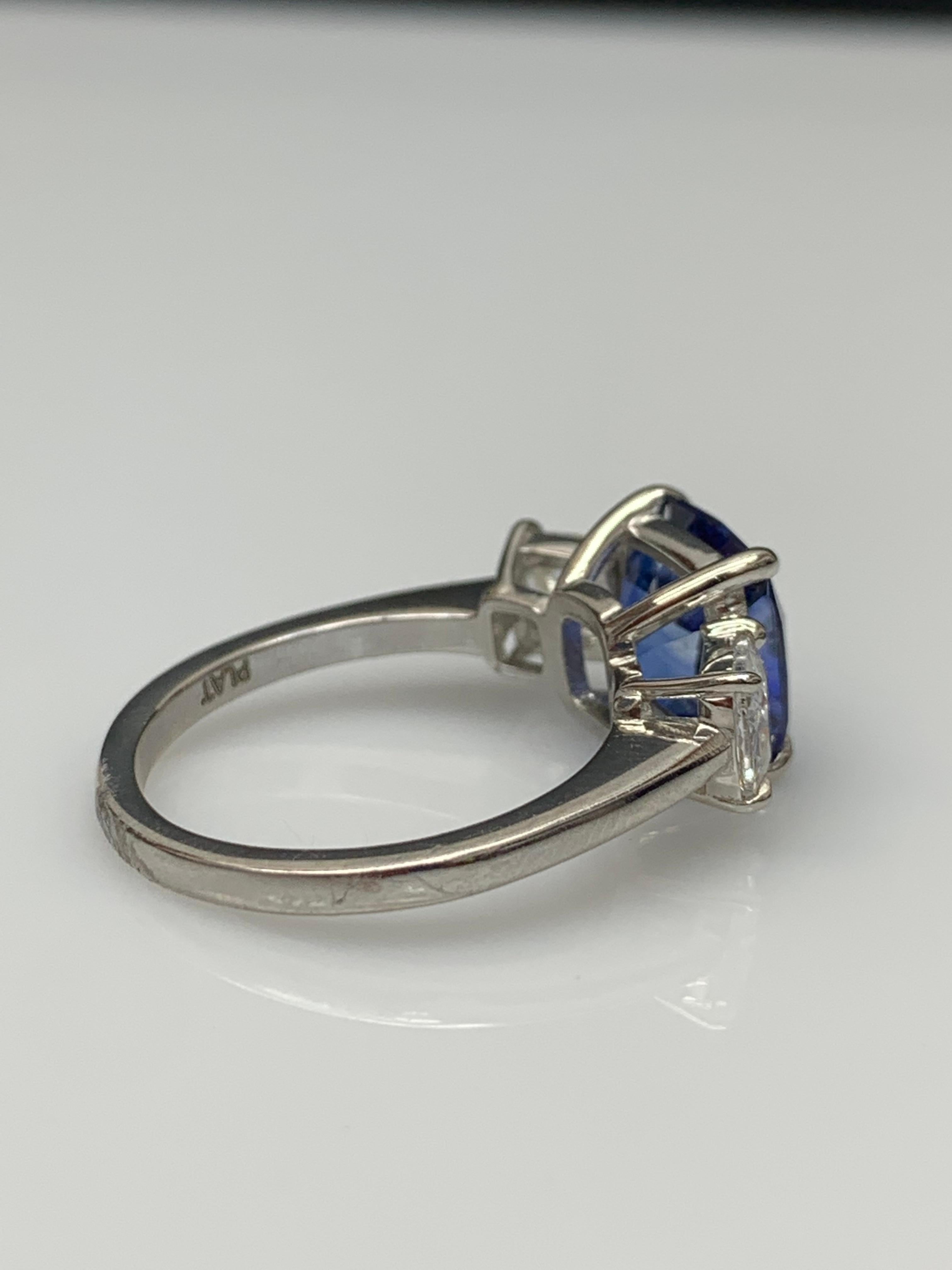 Moderne Bague de fiançailles en platine avec saphir coussin certifié de 3,91 carats en vente