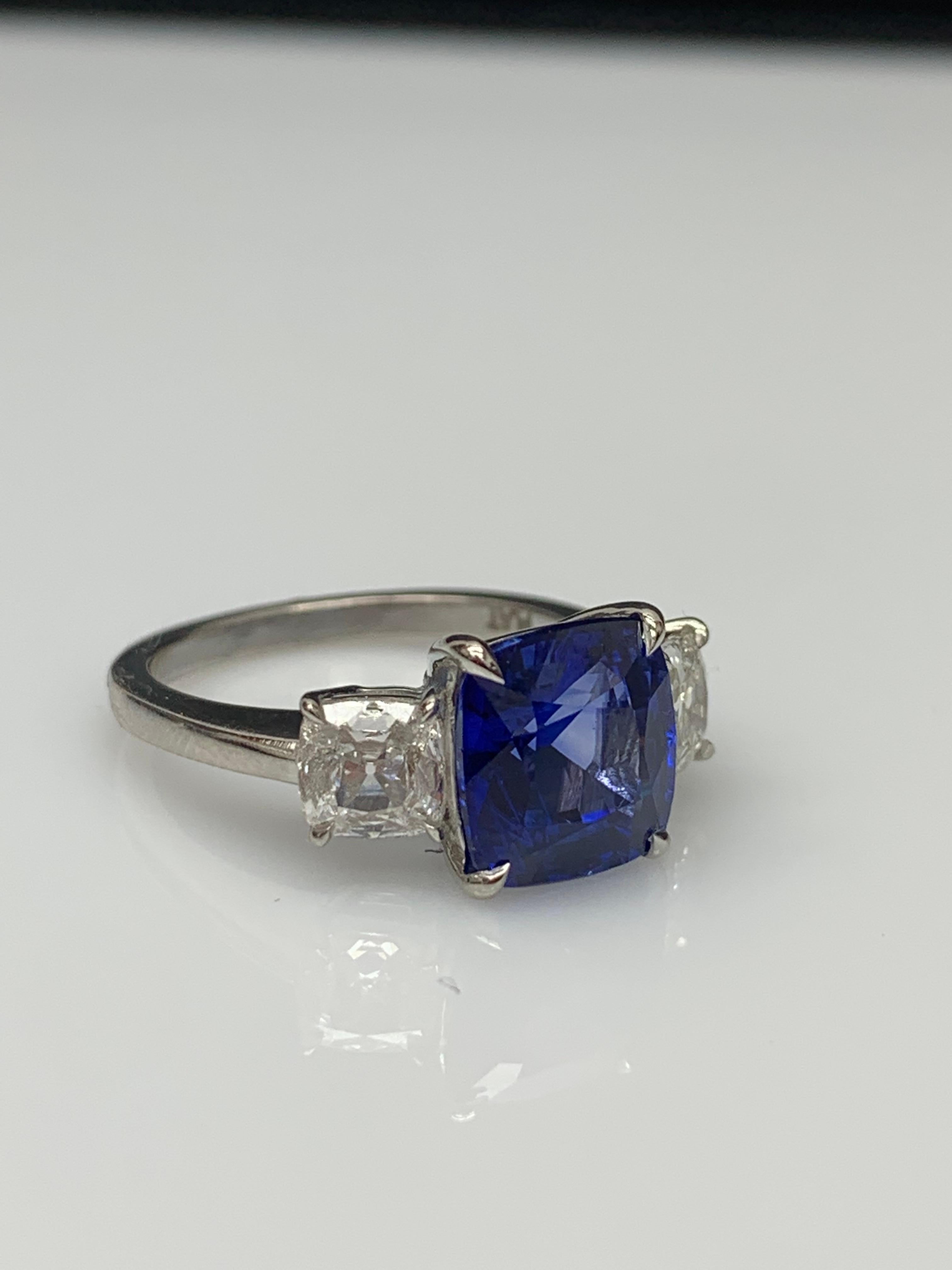 Taille coussin Bague de fiançailles en platine avec saphir coussin certifié de 3,91 carats en vente