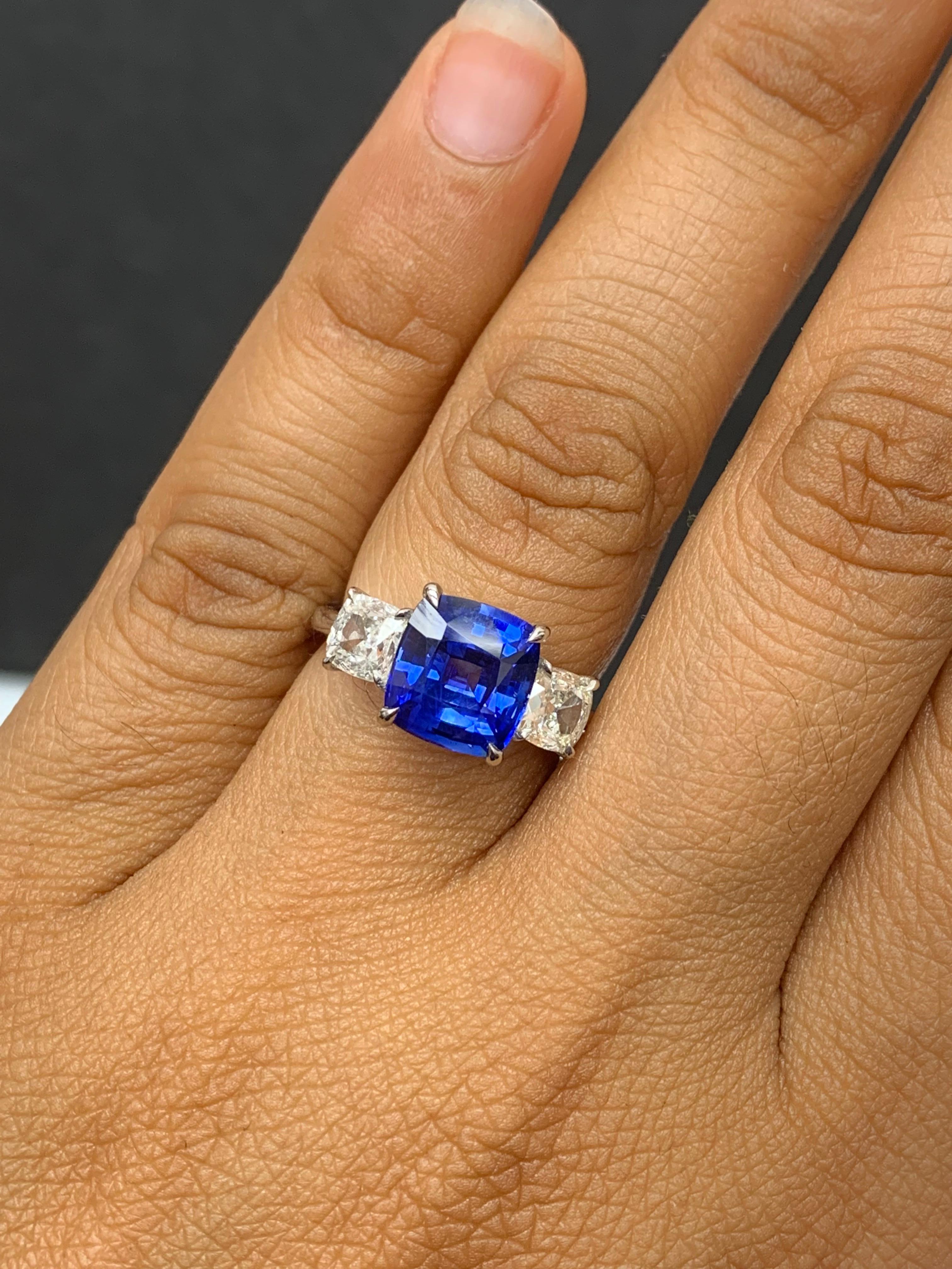 Bague de fiançailles en platine avec saphir coussin certifié de 3,91 carats en vente 3