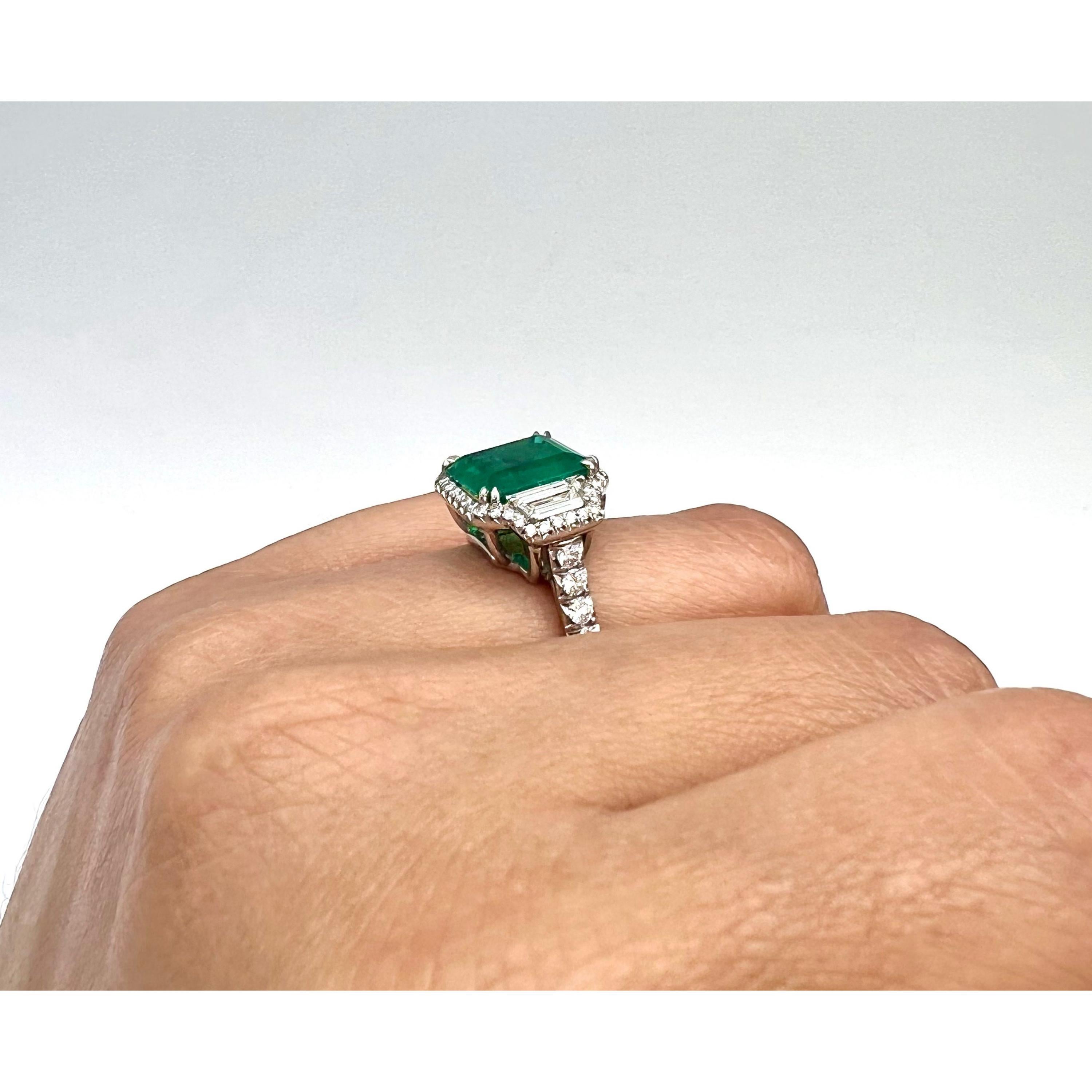 Certified 3.91 Carat Natural Emerald Diamond Cocktail Ring Unique Diamond Ring In New Condition For Sale In Orlando, Florida