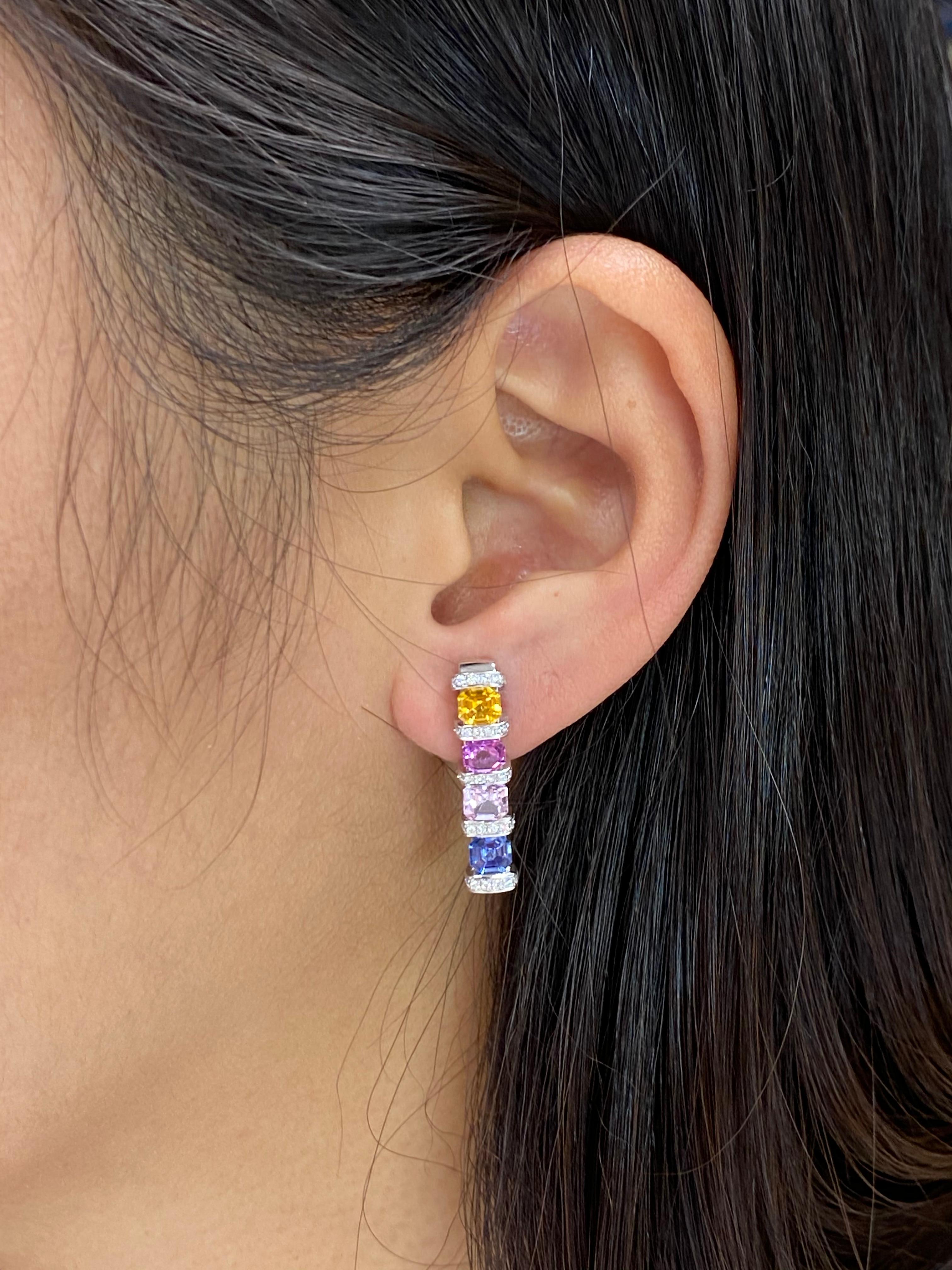 Die Farbe dieser Ohrringe ist einfach unglaublich! Hier ist ein ganz besonderes Paar Ohrringe mit sehr lebendigen Farben. Das Design ist einfach, aber dennoch auffallend. Viel Feuer und viel Leben! Die Ohrringe sind in 18 Karat Weißgold gefasst. Die
