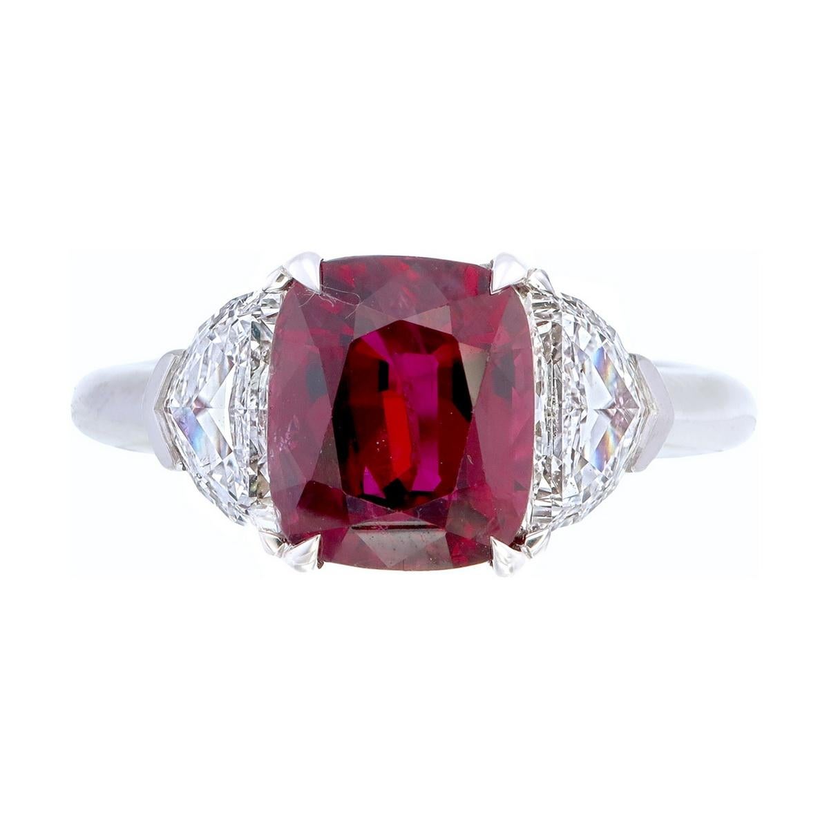 Ti presentiamo questo anello a tre pietre con rubino e diamante certificato Lotus Gemology da 3,97 carati, una raffinata dichiarazione di eleganza e maestria.

Al centro c'è uno splendido rubino di 3,97 carati con taglio a cuscino e una ricca