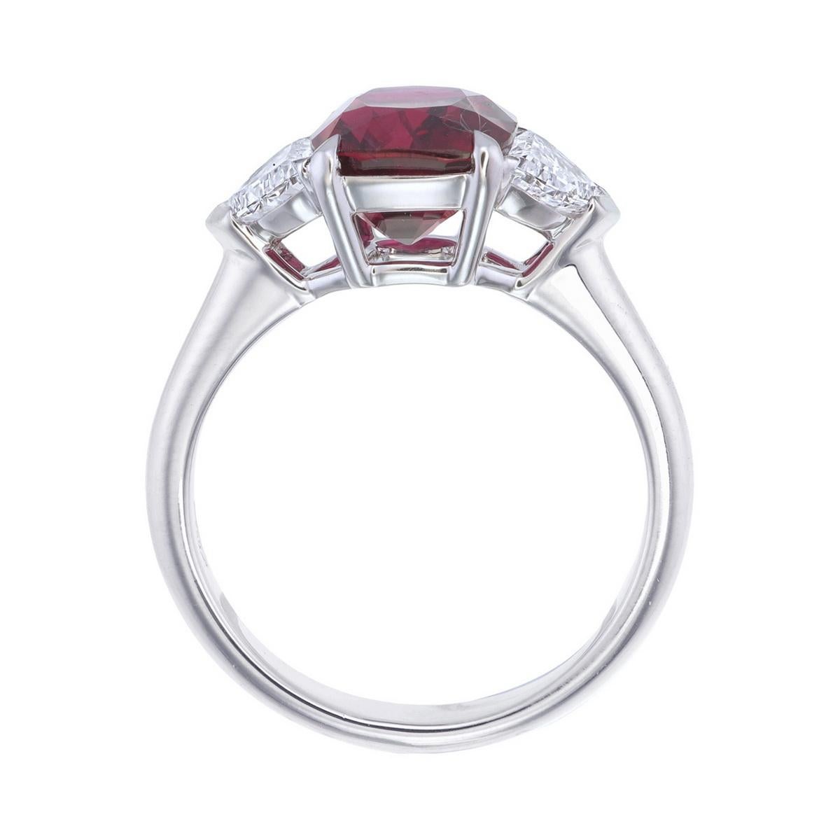 Contemporaneo Anello a tre pietre con rubino e diamante da 3,97 carati certificati in vendita