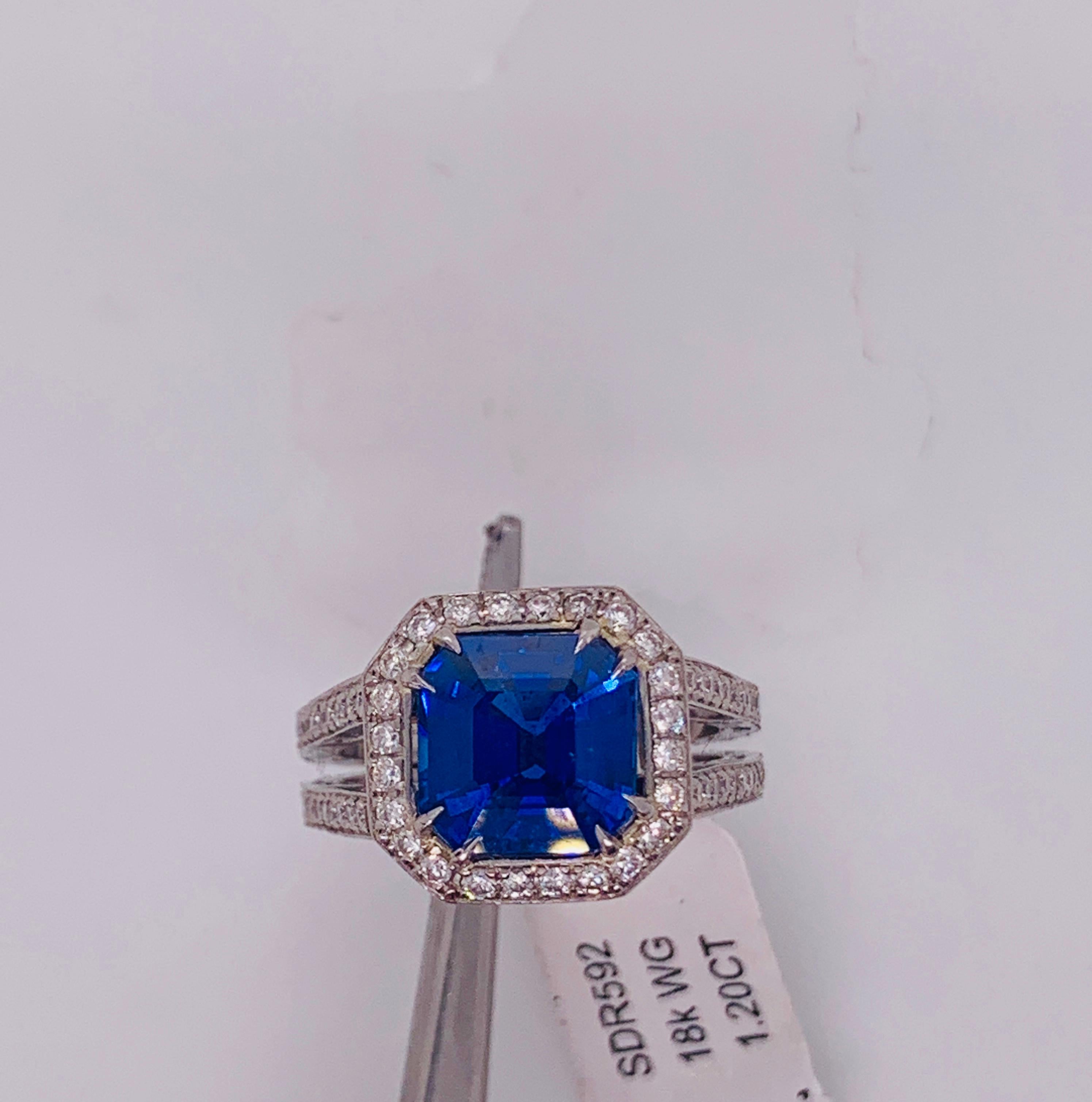 Certified 3.98 Carat Ceylon Sapphire and Diamond Ring In New Condition For Sale In New York, NY