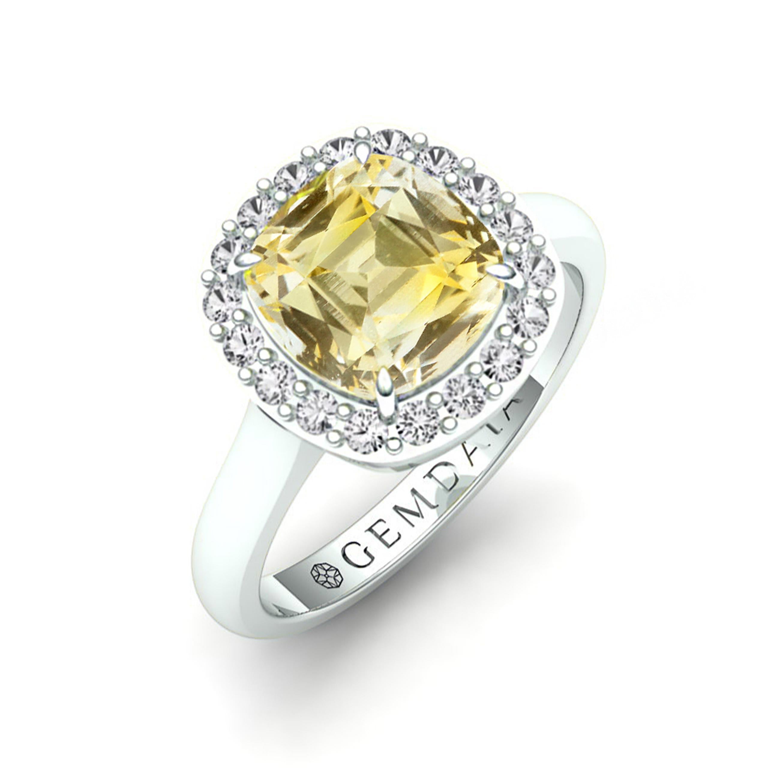 Taille Asscher Bague certifiée 4 carats avec saphir jaune et halo de diamants, naturelle et non traitée en vente