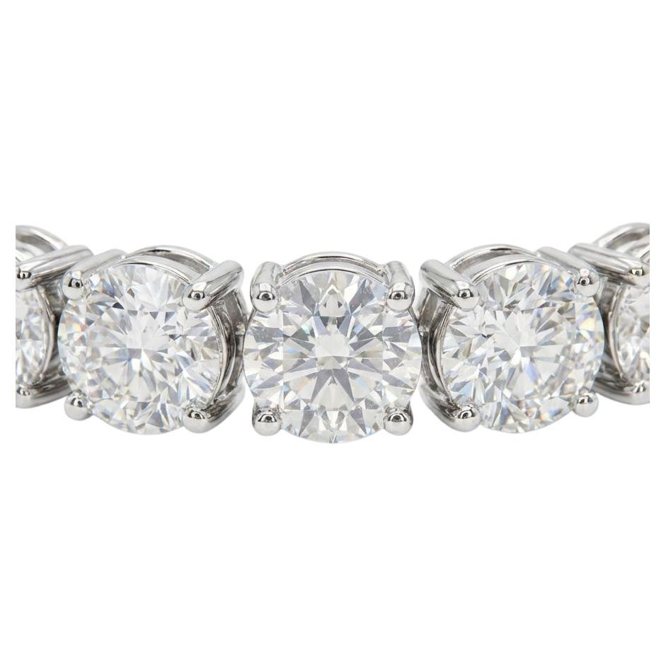 Cet exceptionnel collier de tennis en diamants de 40 carats présente une élégance intemporelle et un savoir-faire impressionnant, réalisés en luxueux or blanc 18 carats. Conçu avec 98 diamants ronds de taille brillant parfaitement assortis d'environ