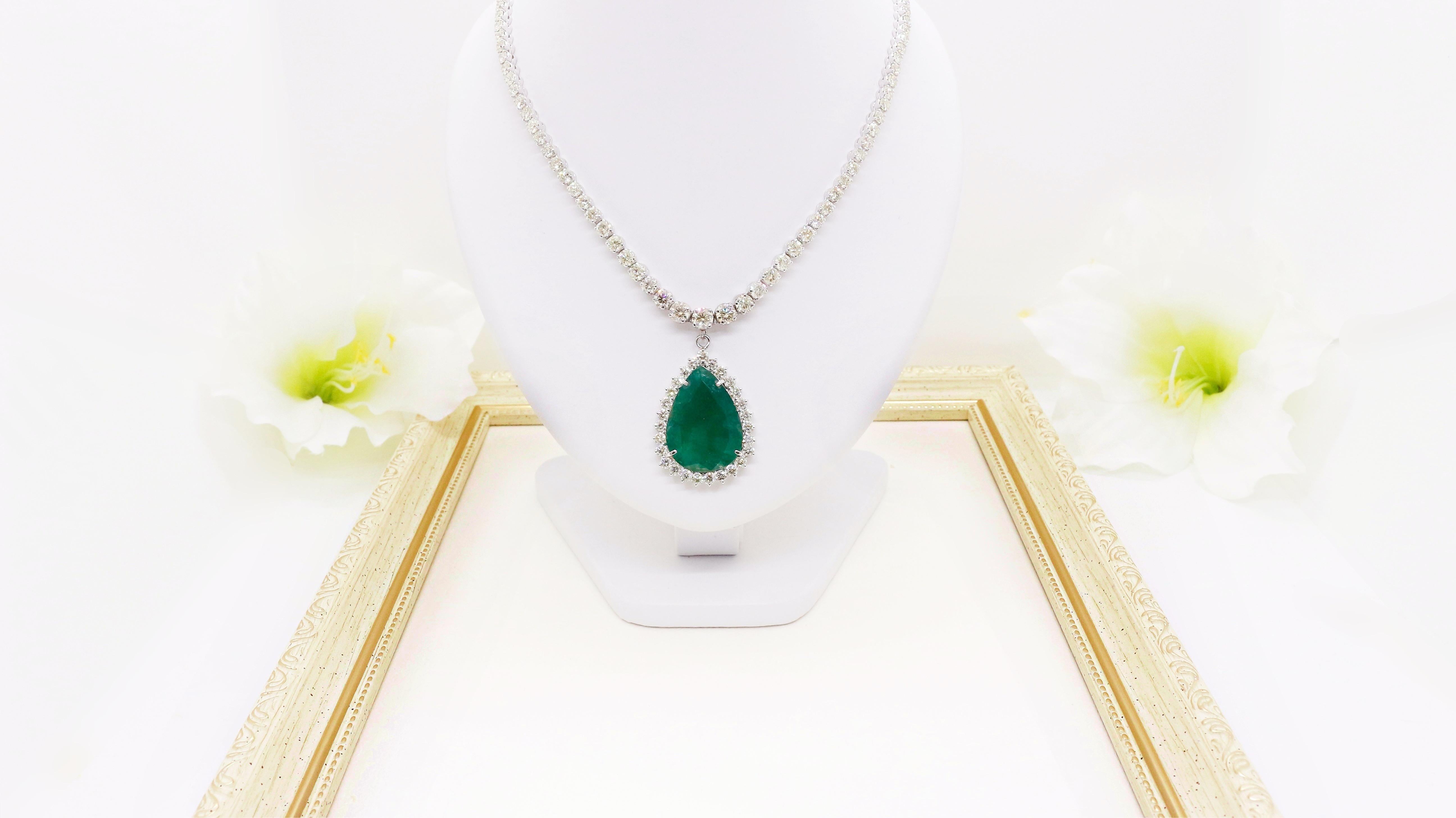 *39 Karat Smaragd- und Diamant-Halskette aus 18kt Gold für ein unvergessliches Stil-Statement

Gewicht des Smaragds: 39,92 Karat - Diese exquisite Halskette ist mit einem atemberaubenden Smaragd besetzt, der bemerkenswerte 39,92 Karat wiegt. Der
