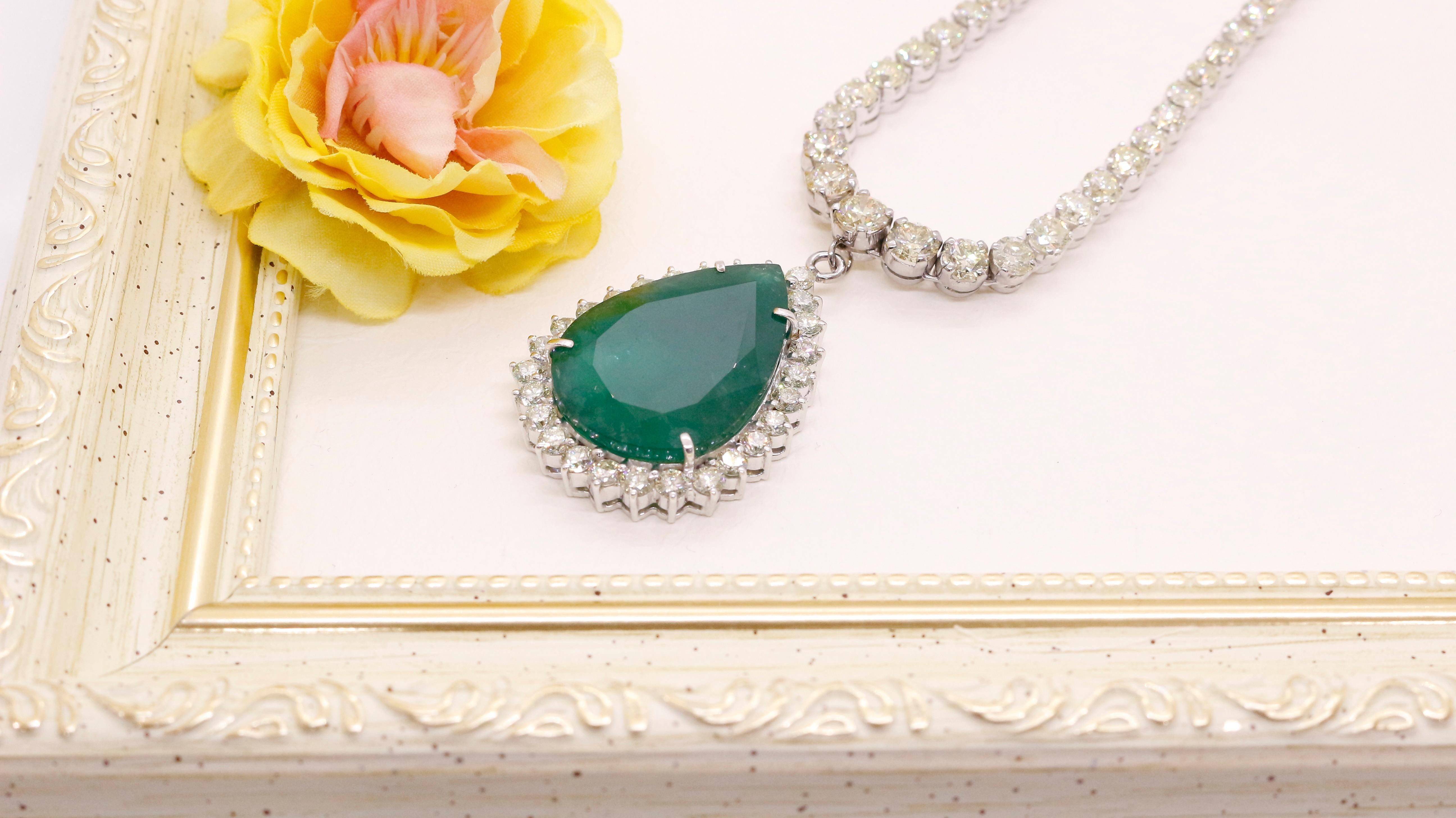 Zertifizierte 40 Karat Smaragd- und Diamant-Halskette aus 18 Karat Gold (Tropfenschliff) im Angebot