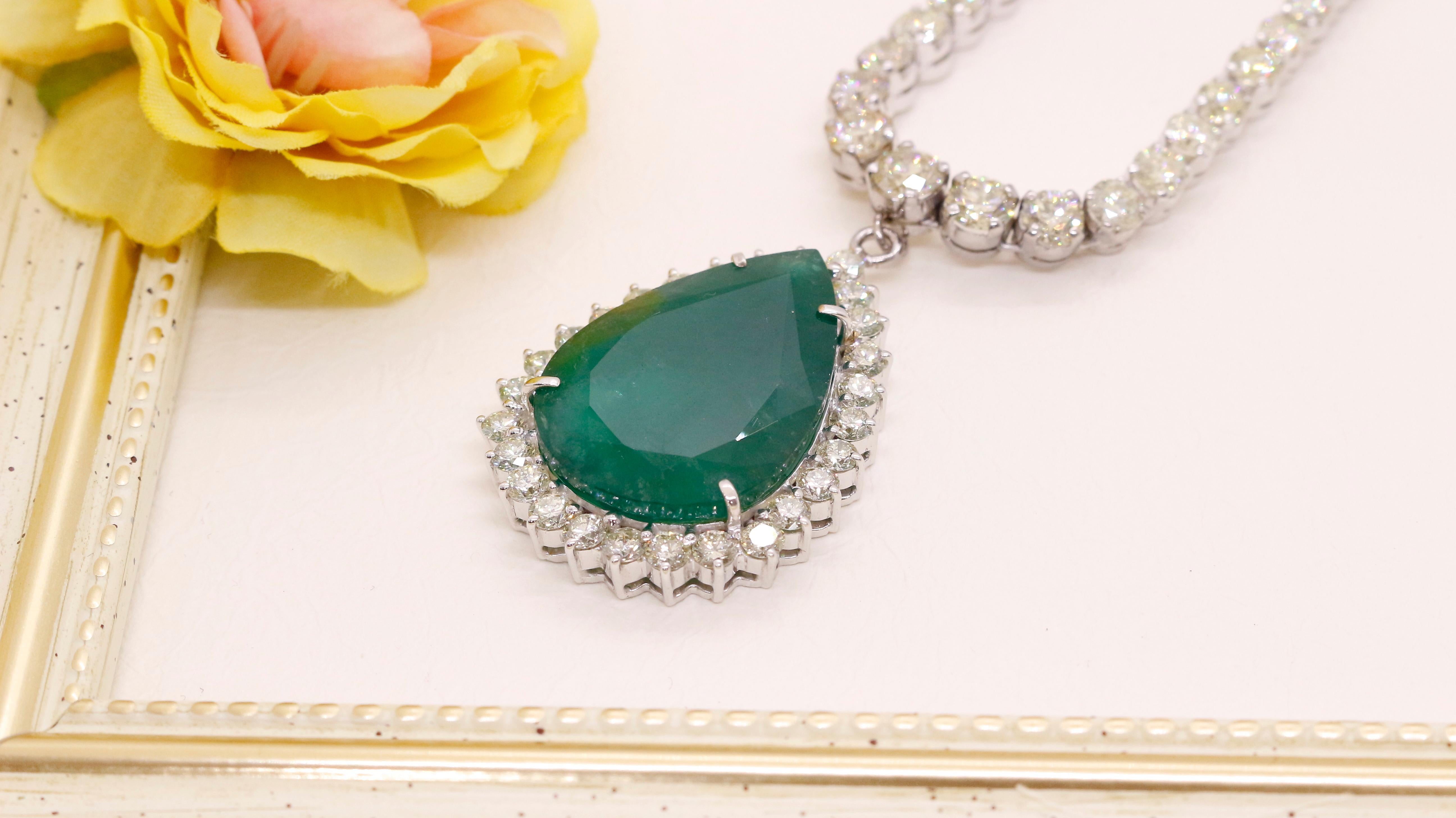 Certified 40 Carat Emerald and Diamond Necklace in 18 Karat Gold In New Condition For Sale In Fukuoka City, Fukuoka