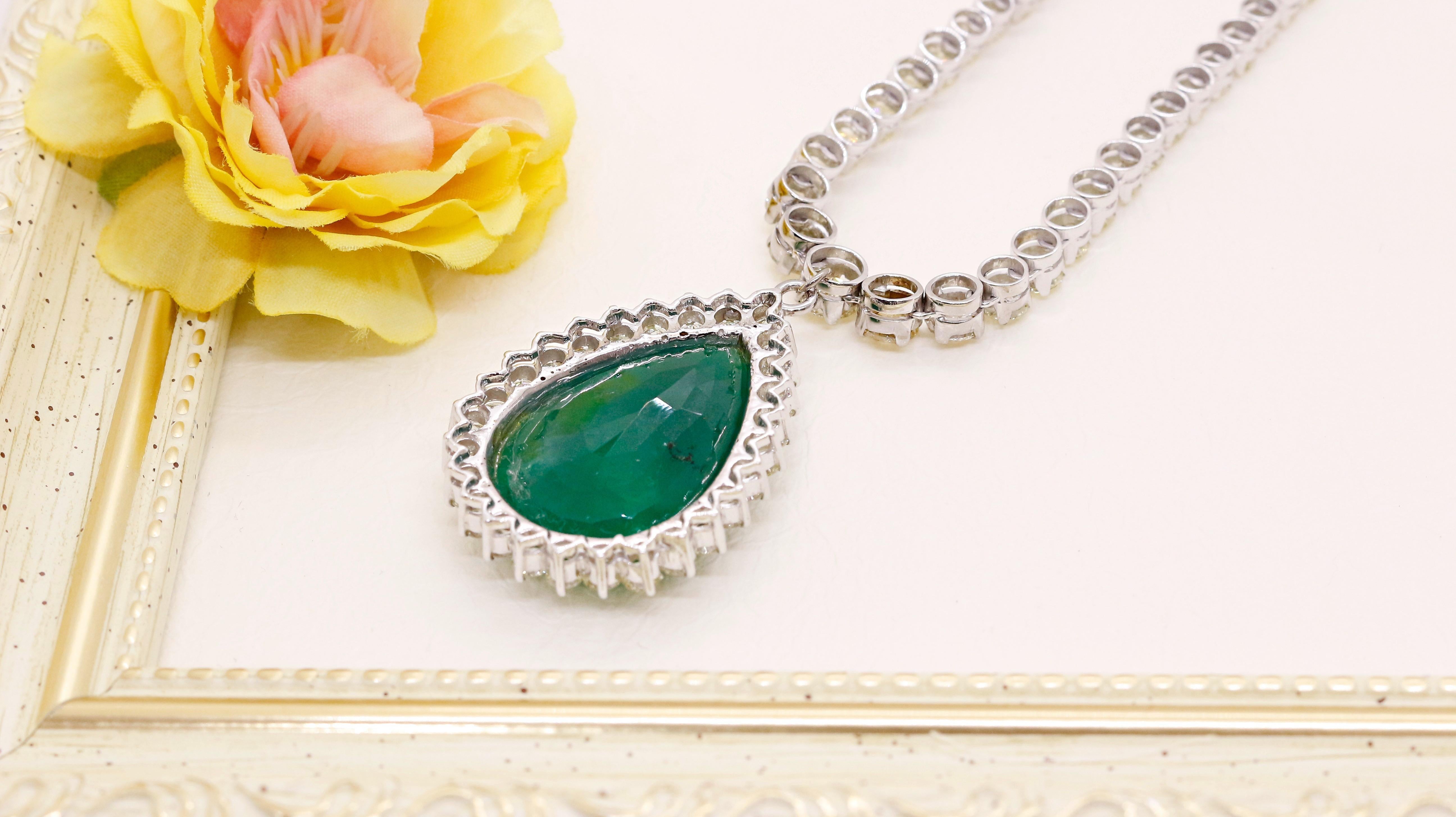 Zertifizierte 40 Karat Smaragd- und Diamant-Halskette aus 18 Karat Gold Damen im Angebot