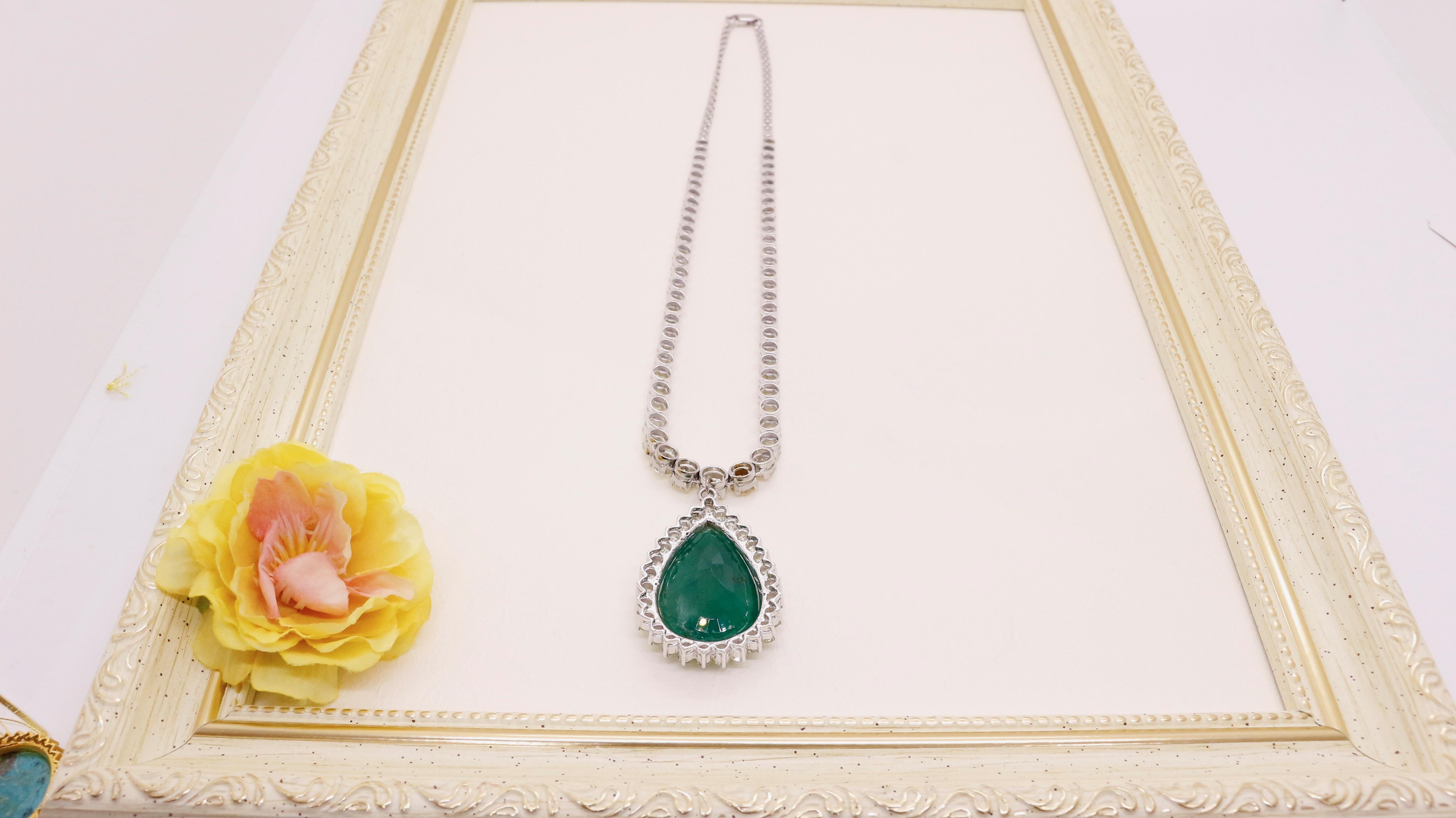 Certified 40 Carat Emerald and Diamond Necklace in 18 Karat Gold For Sale 1