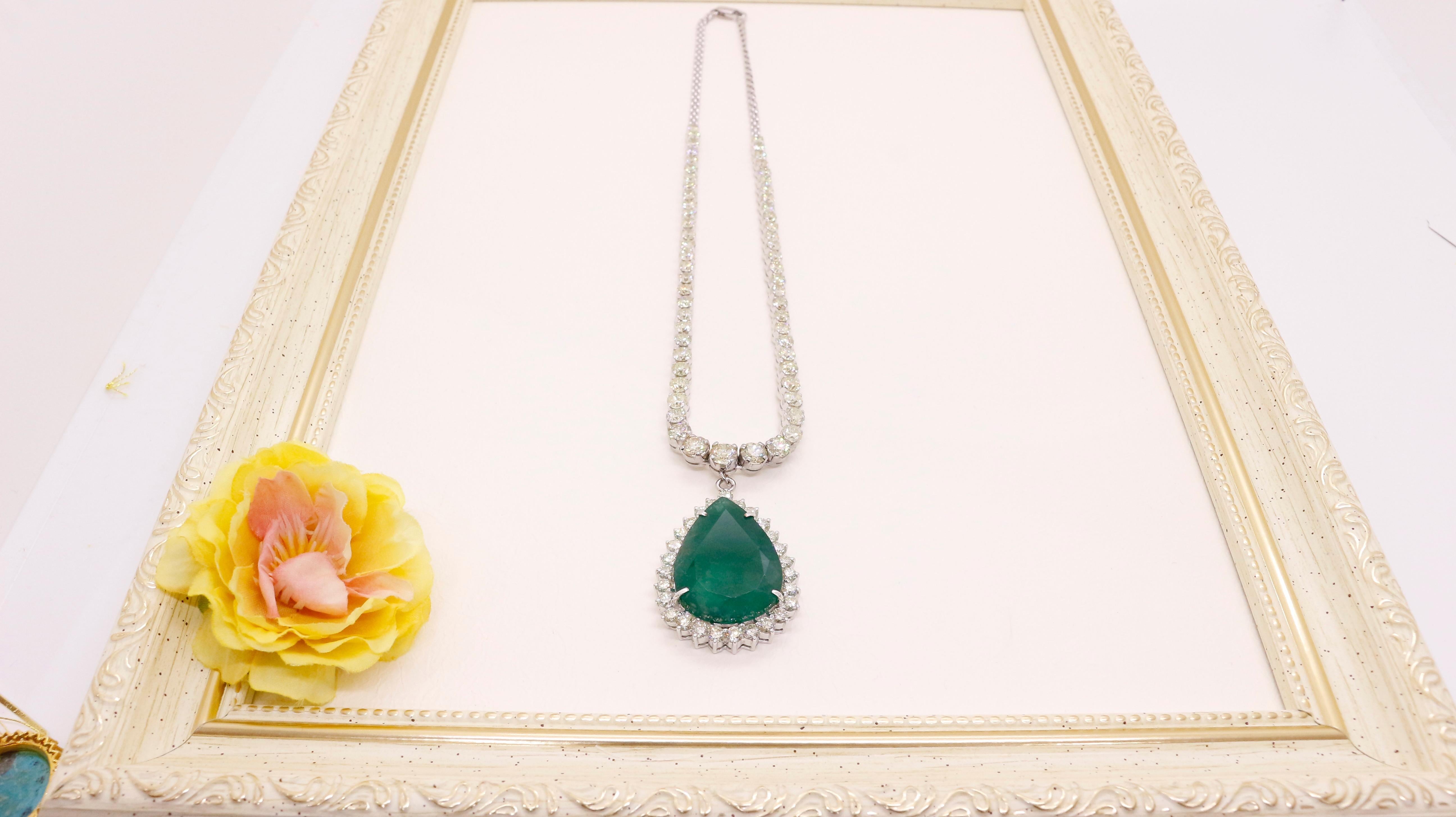 Certified 40 Carat Emerald and Diamond Necklace in 18 Karat Gold For Sale 2