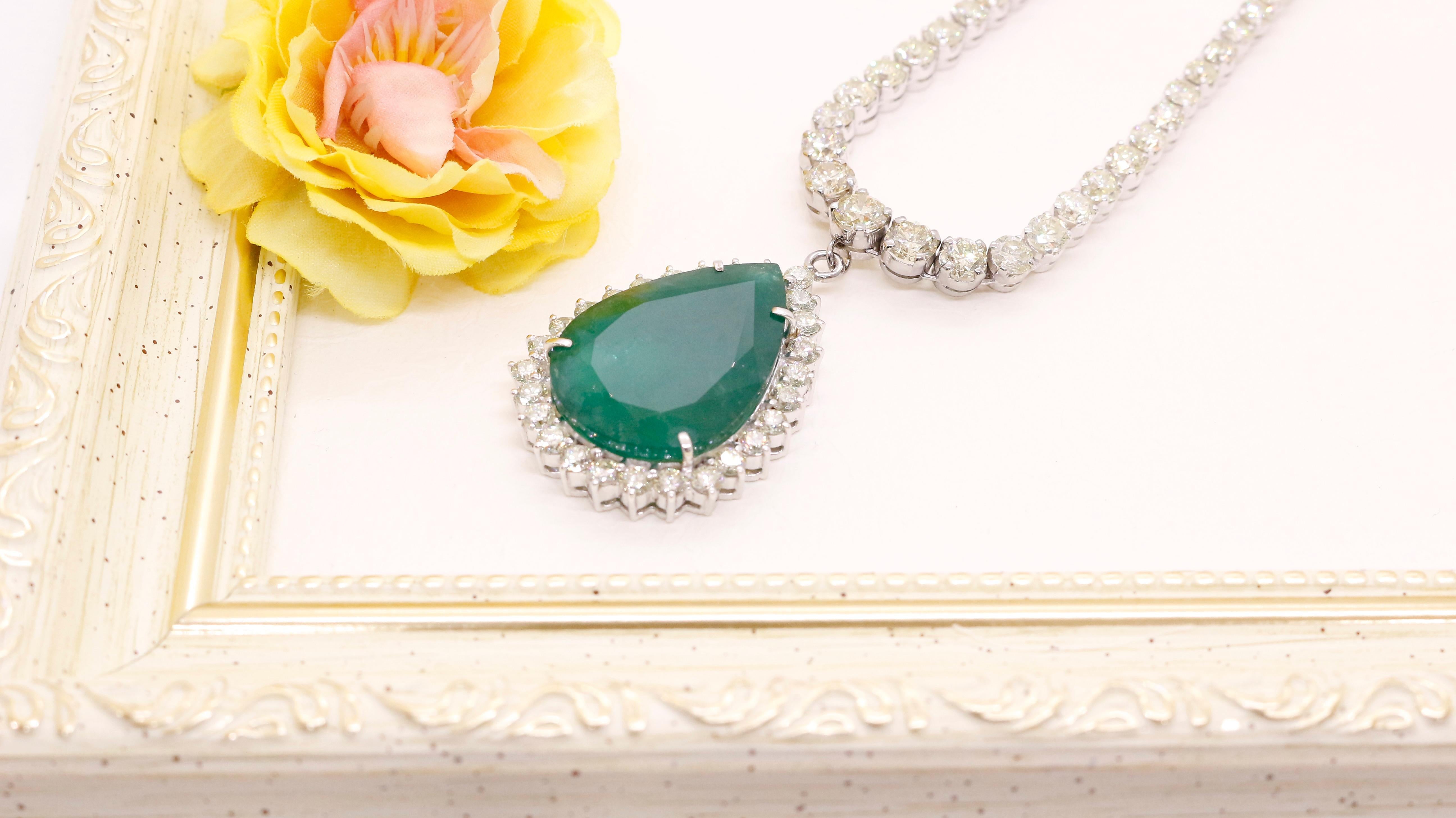 Zertifizierte 40 Karat Smaragd- und Diamant-Halskette aus 18 Karat Gold im Angebot 3