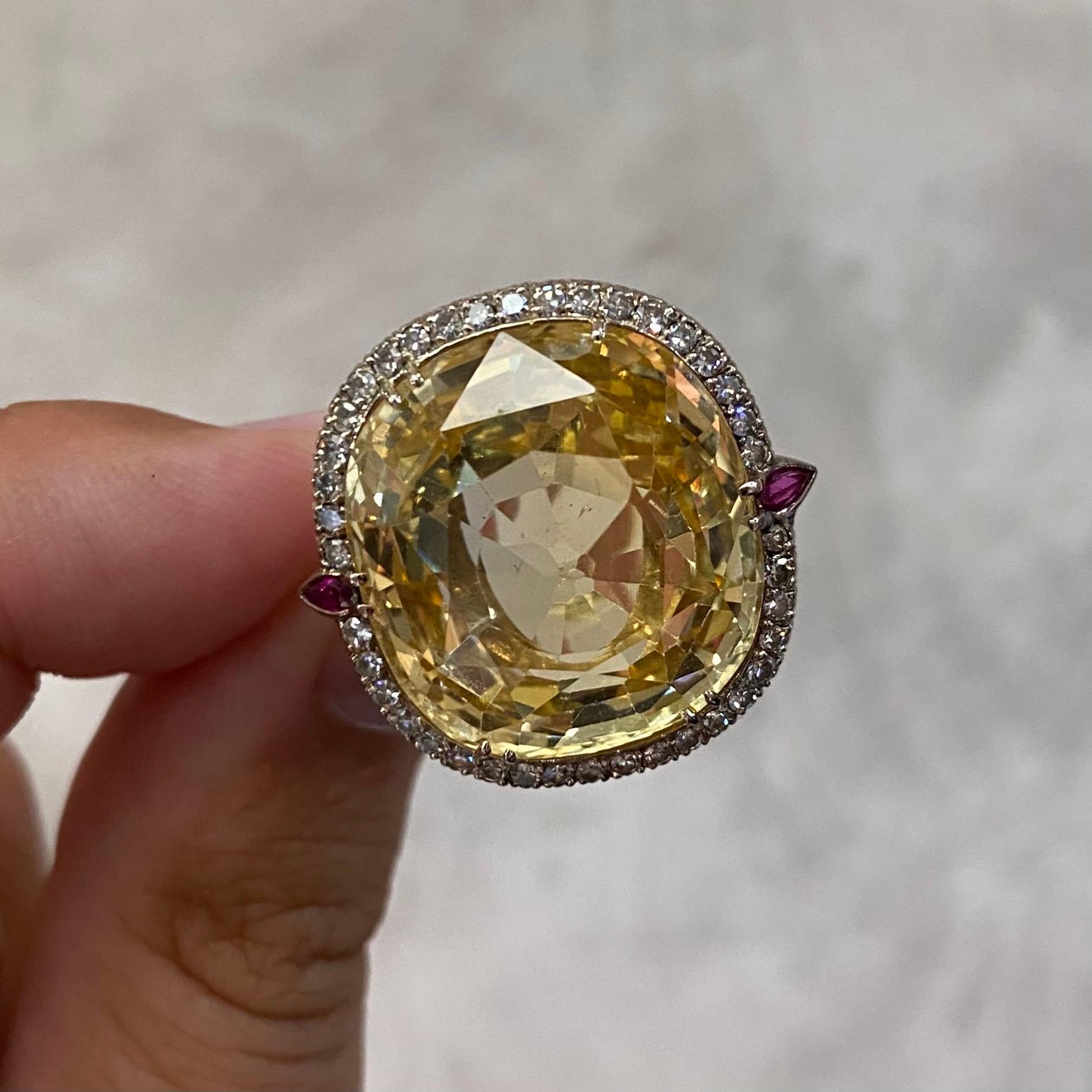 Cocktailring, zertifizierter 40 Karat natürlicher unerhitzter gelber Ceylon-Saphir-Diamant (Kissenschliff) im Angebot