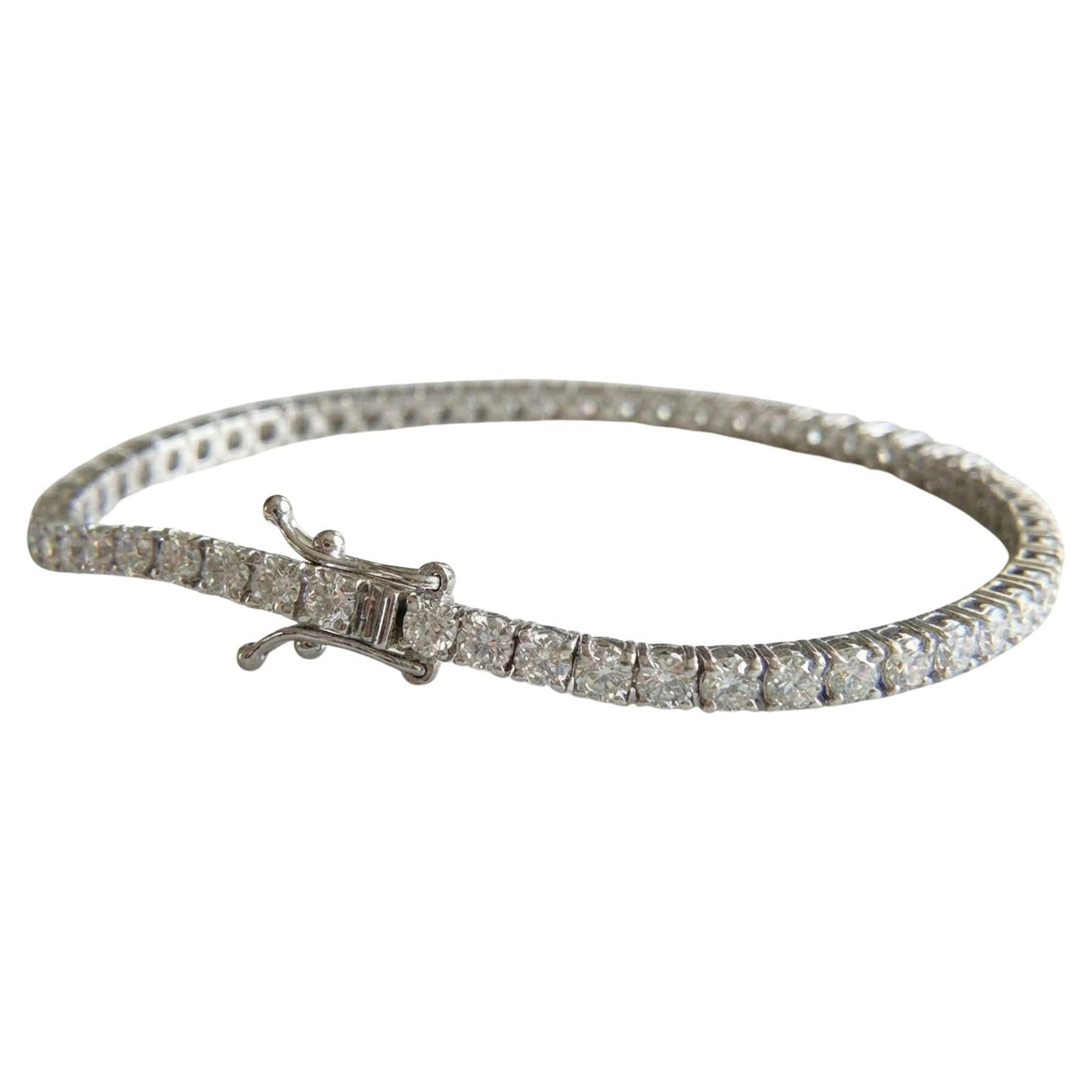 Esta elegante pulsera tenis de diamantes redondos de 4,00 quilates está elaborada en lujoso oro blanco de 18 quilates y muestra una sofisticación atemporal con un brillo excepcional. La pulsera incorpora 64 diamantes brillantes redondos naturales,