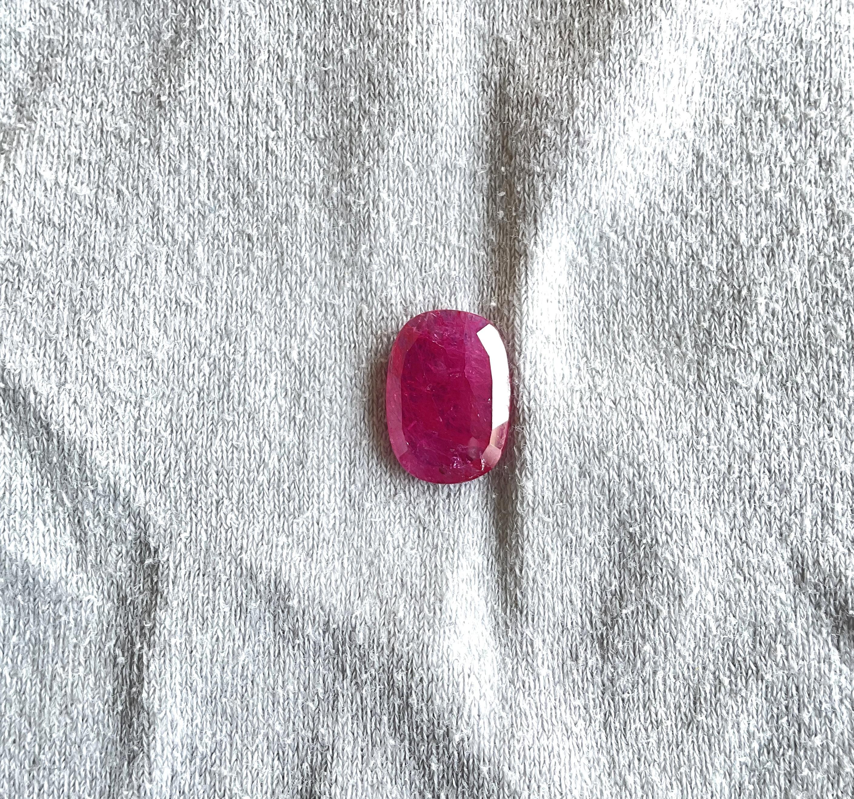 Pierre de rubis du Mozambique certifiée 4.03 carats, taille coussin facettée, non chauffée, naturelle

Poids : 4,03 carats
Taille : 13x9x3 MM
Pièces : 1
Forme : Pierre taillée en coussin à facettes