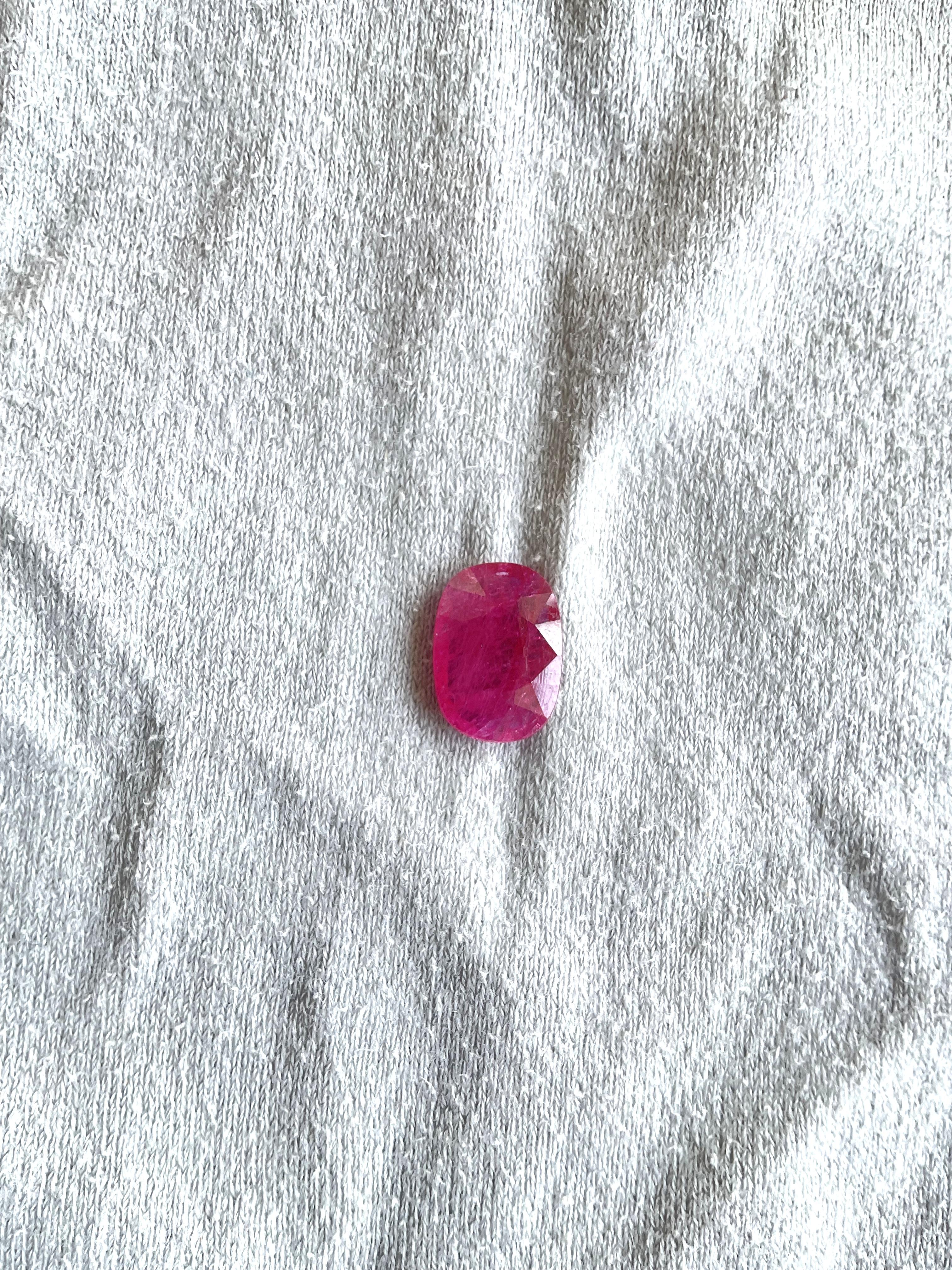 Art déco Pierre de rubis du Mozambique certifiée 4.03 carats, taille coussin facettée, non chauffée, naturelle en vente
