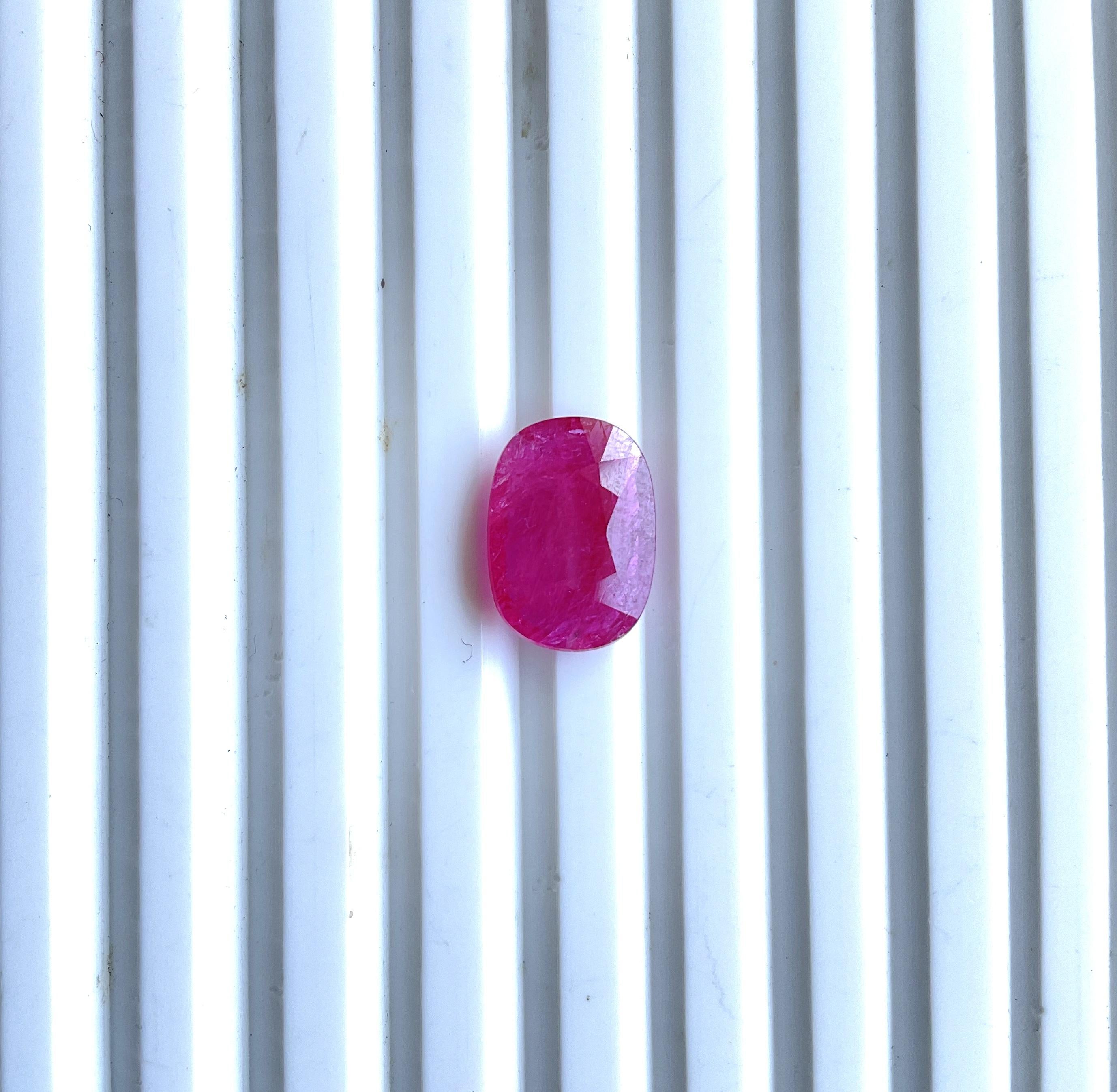 Pierre de rubis du Mozambique certifiée 4.03 carats, taille coussin facettée, non chauffée, naturelle Neuf - En vente à Jaipur, RJ
