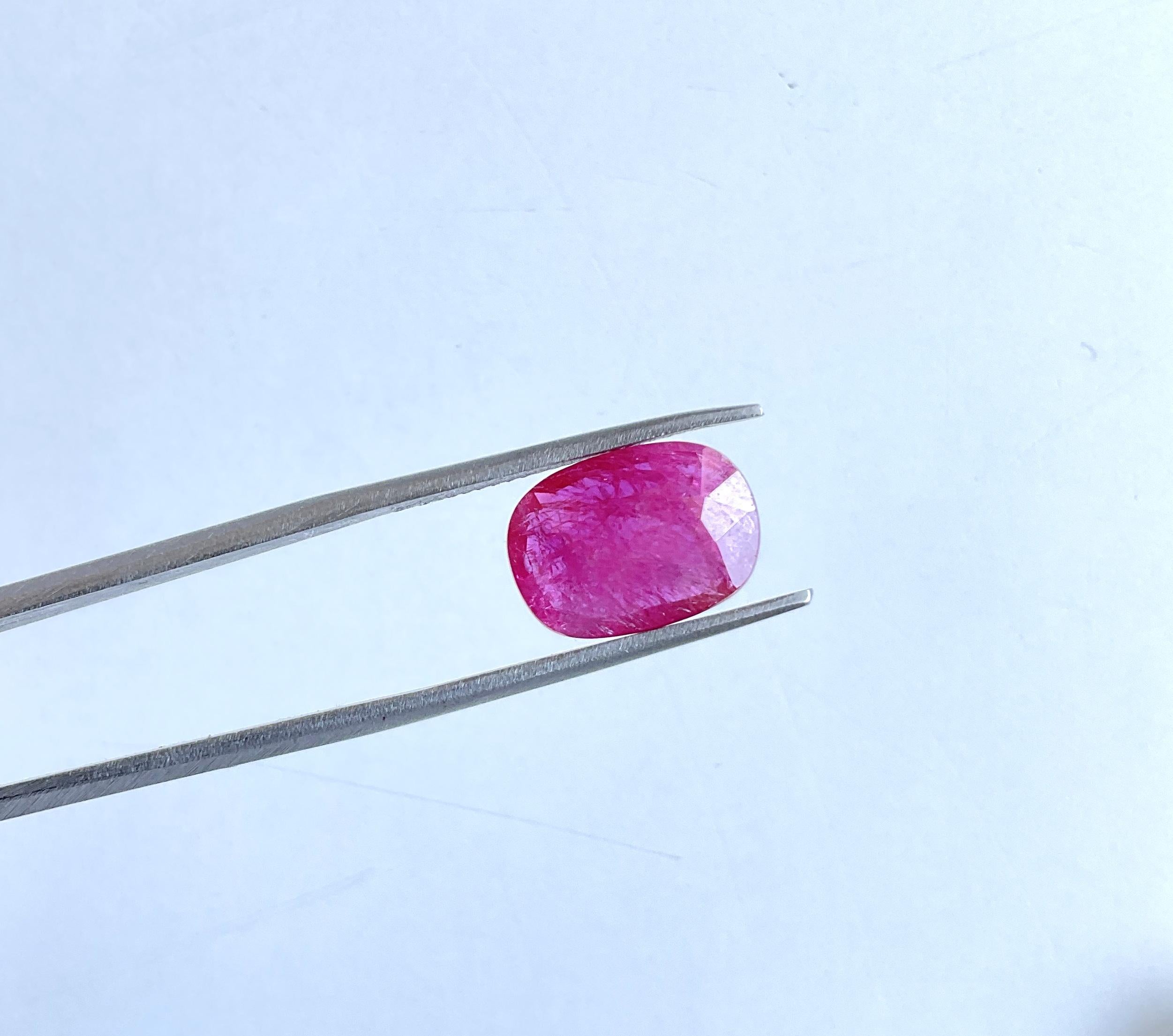 Pierre de rubis du Mozambique certifiée 4.03 carats, taille coussin facettée, non chauffée, naturelle en vente 1