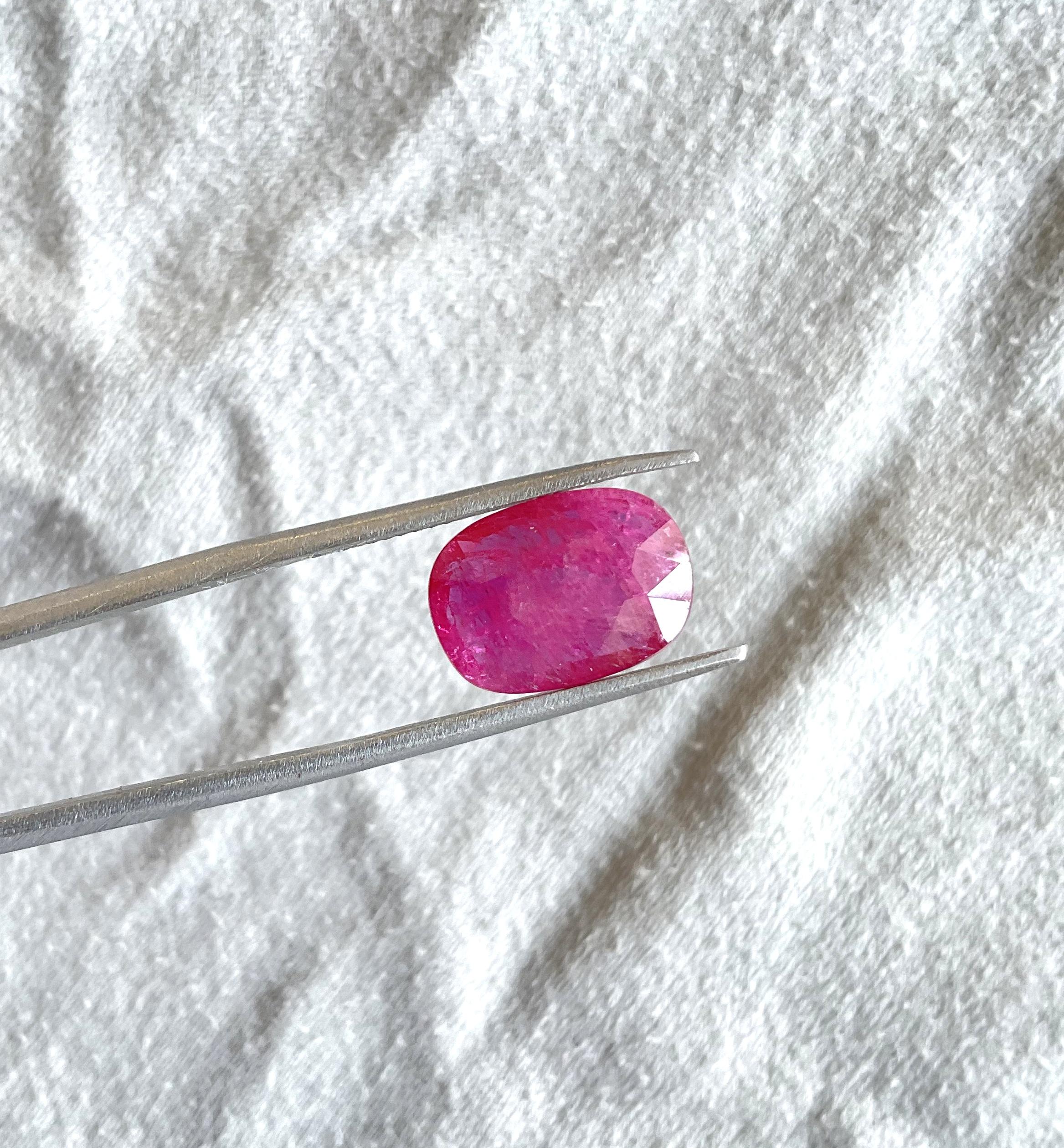 Pierre de rubis du Mozambique certifiée 4.03 carats, taille coussin facettée, non chauffée, naturelle en vente 2