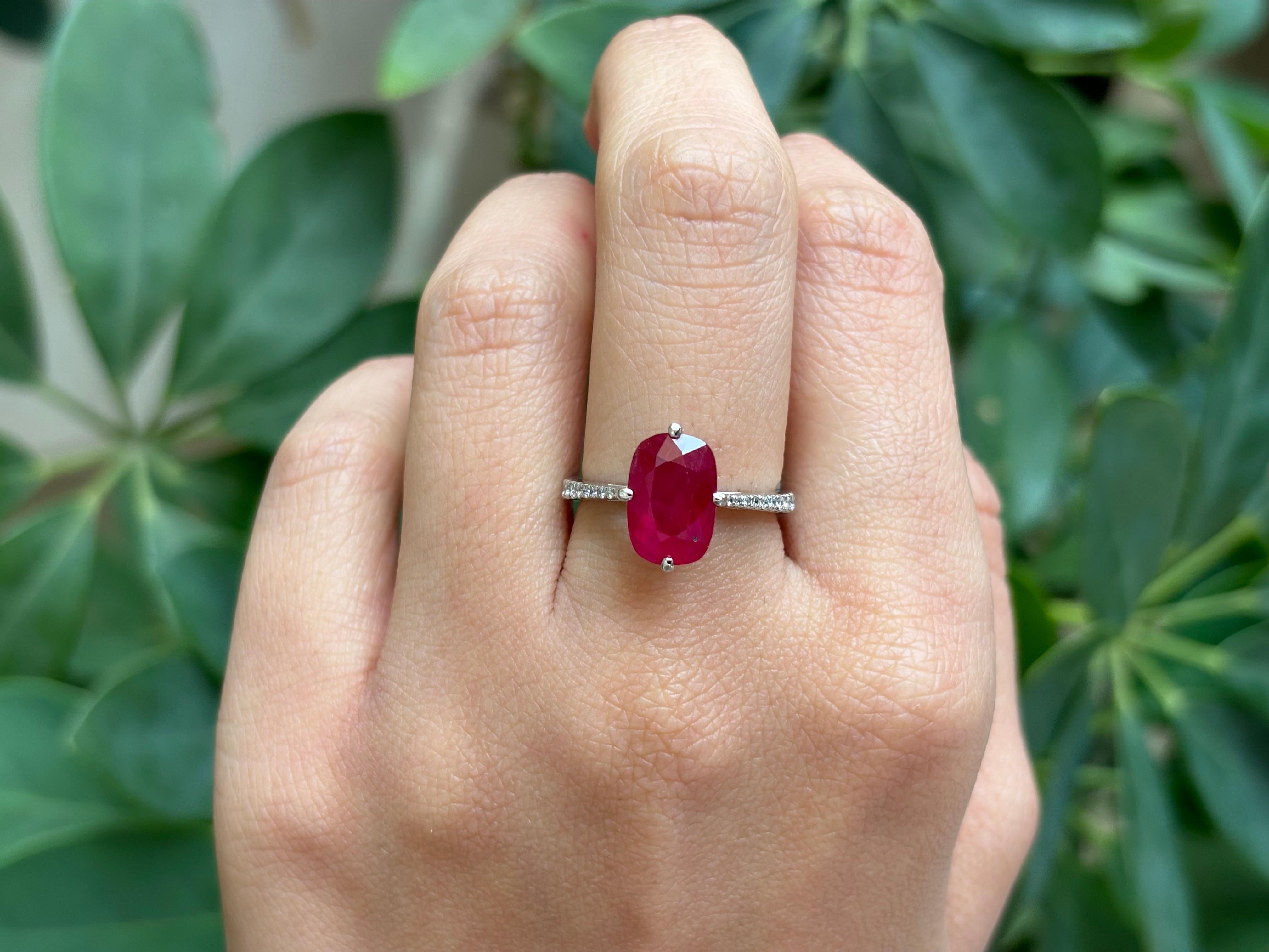 Anello di fidanzamento certificato con rubino di Birmania e diamanti da 4,06 carati In condizioni Nuovo in vendita a Bangkok, Thailand