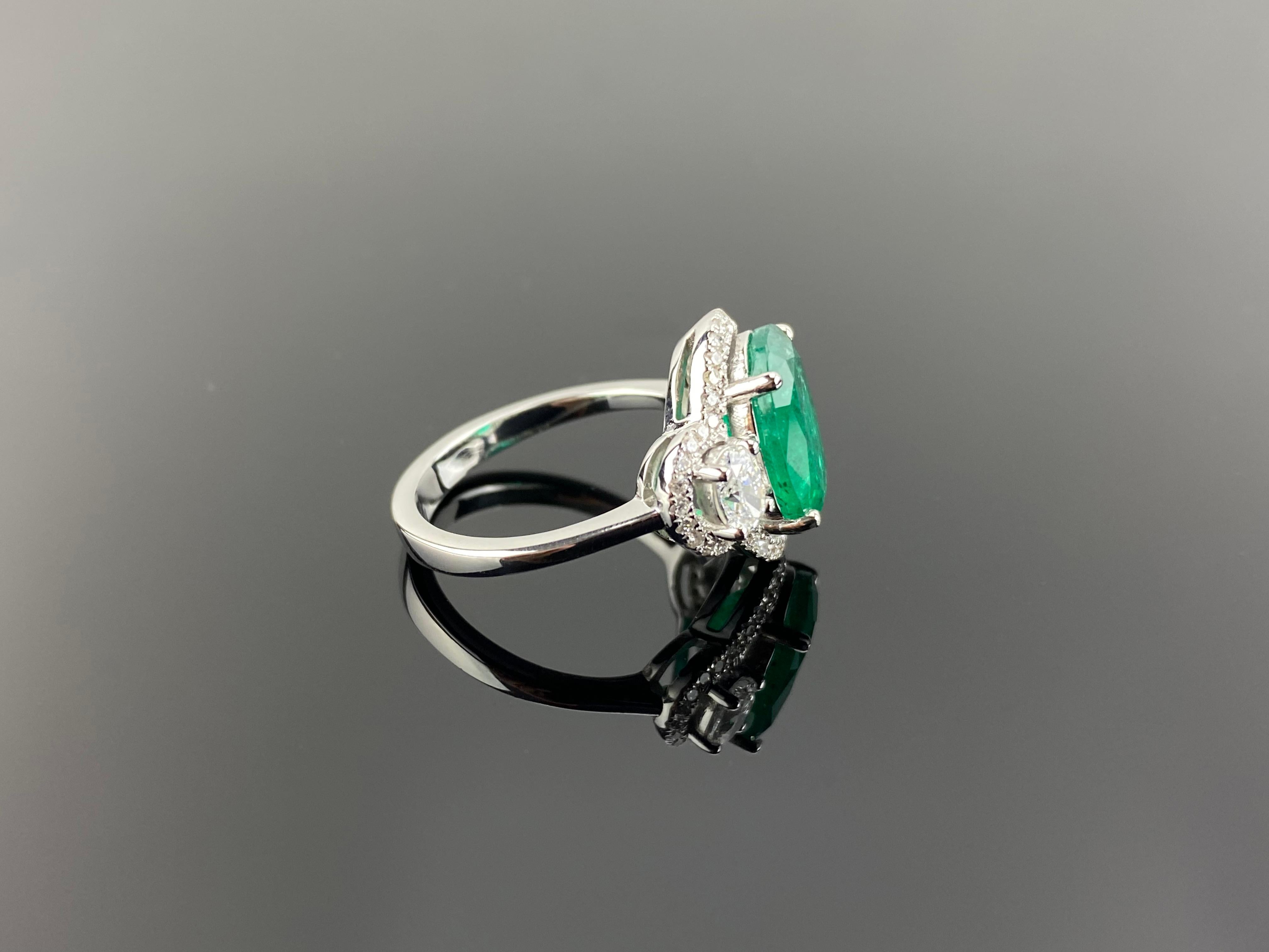 Certified 4.06 Carat Emerald Oval and Diamond Three Stone Halo Engagement Ring In New Condition For Sale In Bangkok, Thailand