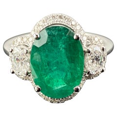 Anello di fidanzamento a tre pietre con smeraldo ovale e diamante da 4,06 carati certificati