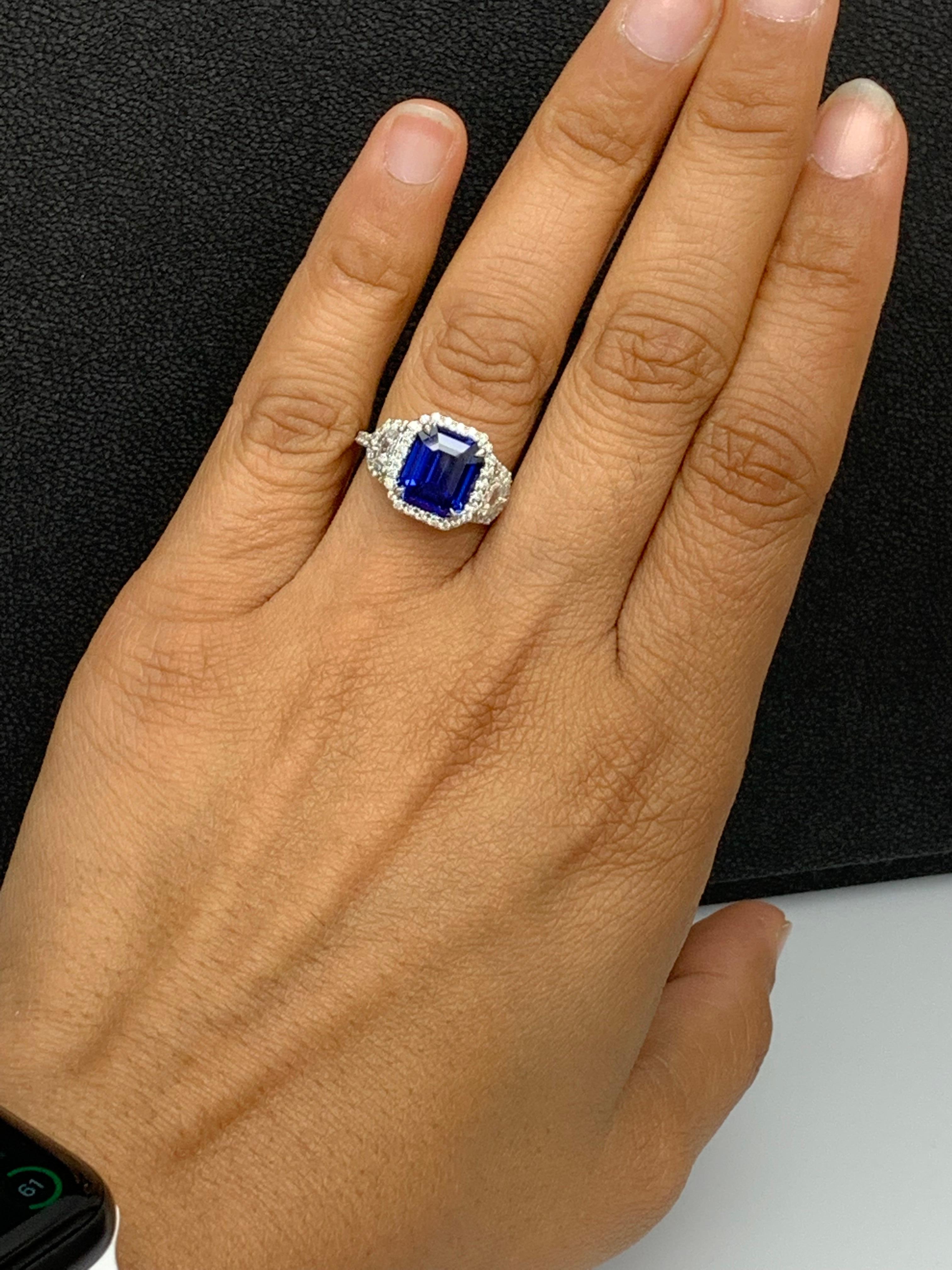 Bague halo de 3 pierres en platine avec saphir taille émeraude certifié de 4,07 carats et diamants en vente 6