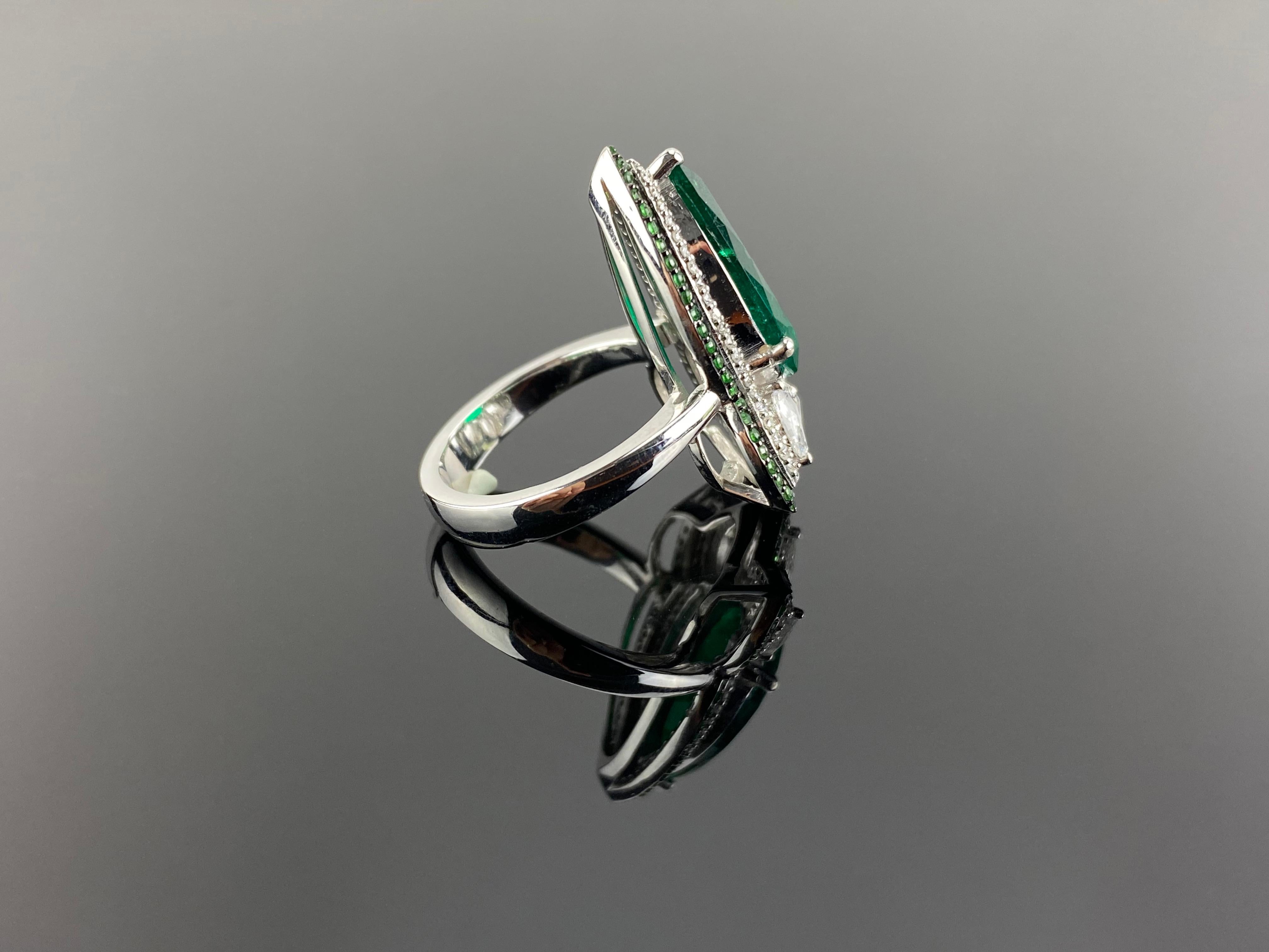 Certified 4.08 Carat Pear Shape Emerald and Diamond Cocktail Ring In New Condition For Sale In Bangkok, Thailand