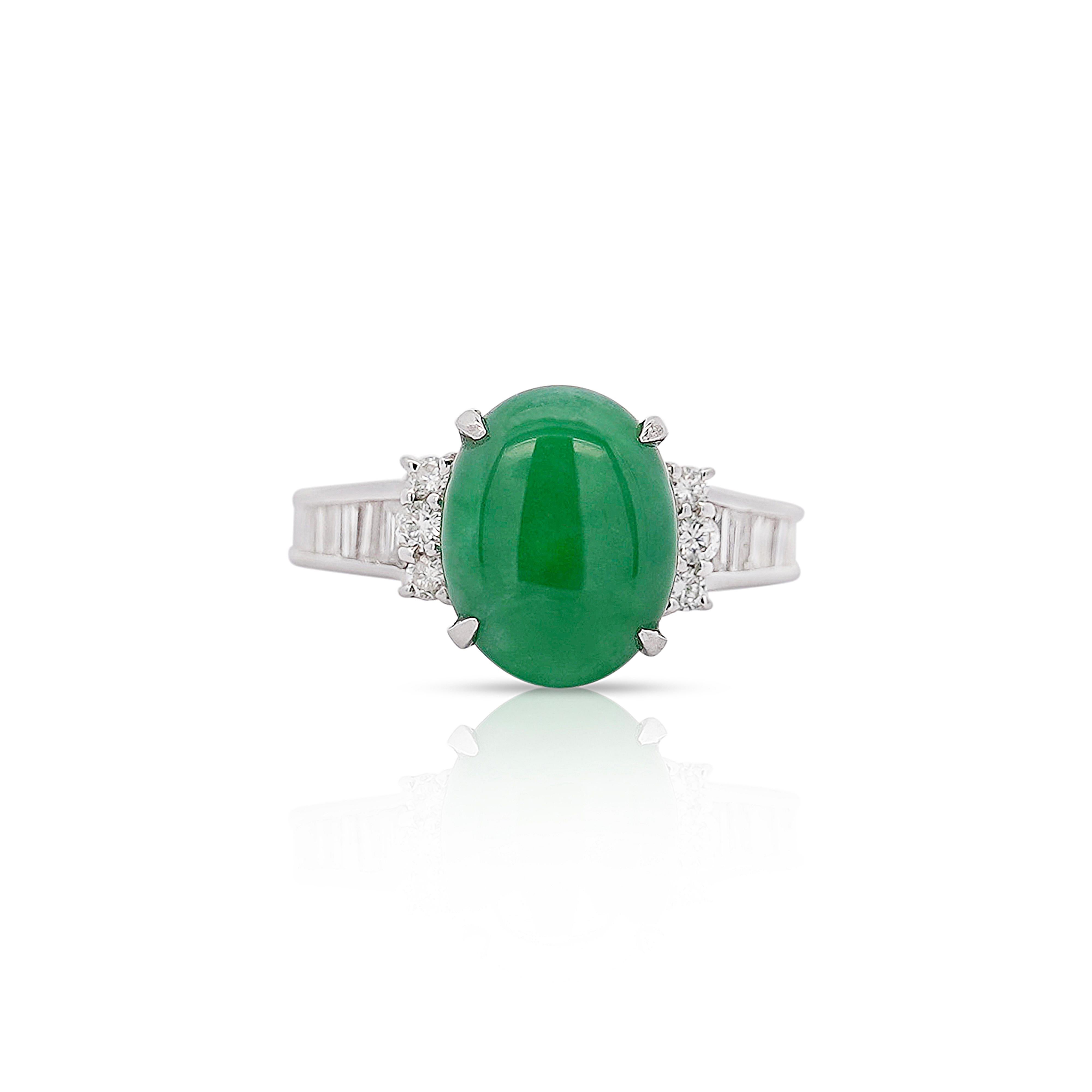 Bague en platine certifiée HKJ&S de 4,17 carats de jade en forme de cabochon ovale naturel de grade A (Fei Cui) et de diamants baguettes en serti clos.

Détails :
Type d'article : Bague de déclaration
Métal : Platine 900
Taille : 6 (réglable)
Poids