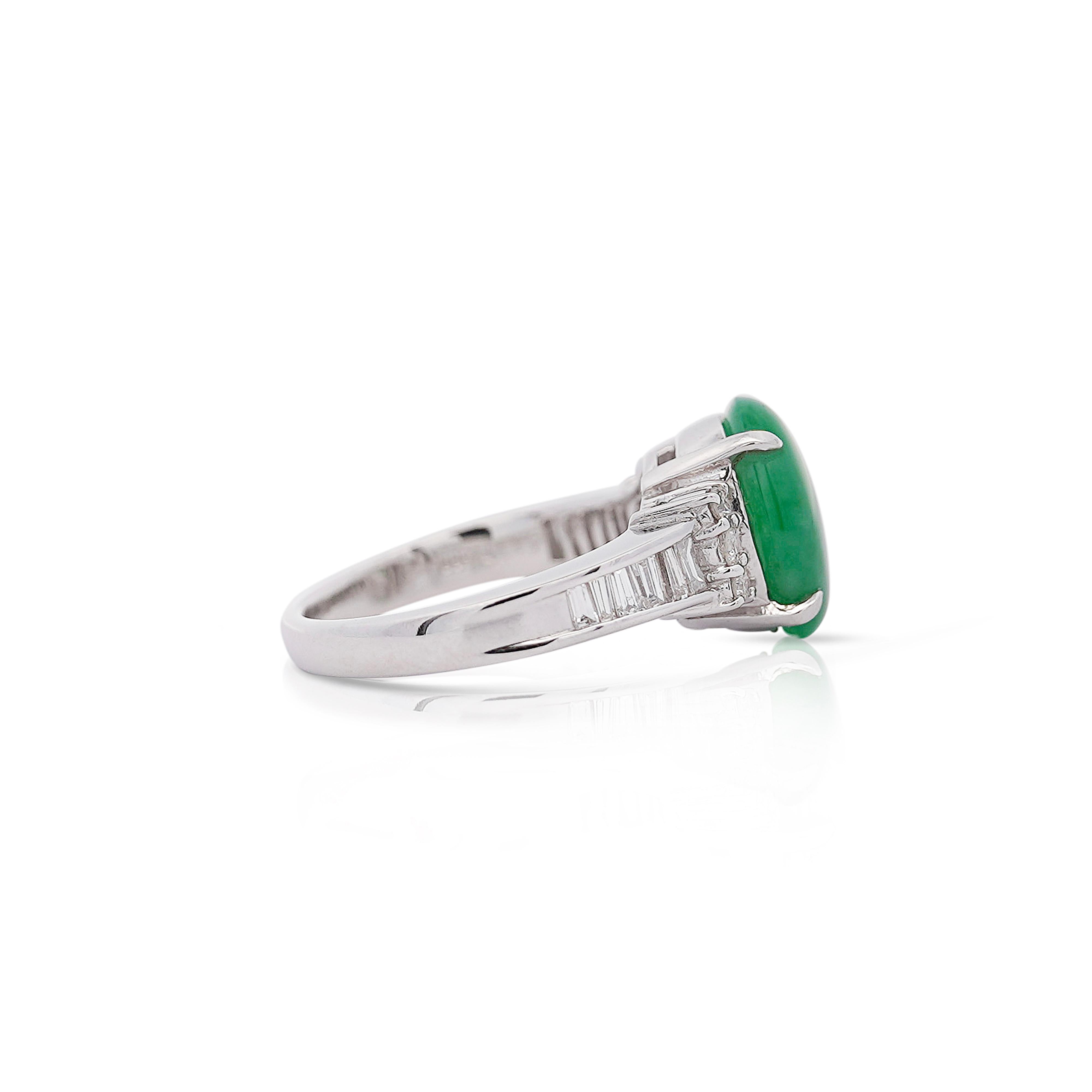 Contemporain Bague en platine avec jadéite non traitée de 4,17 carats et diamants baguettes en vente