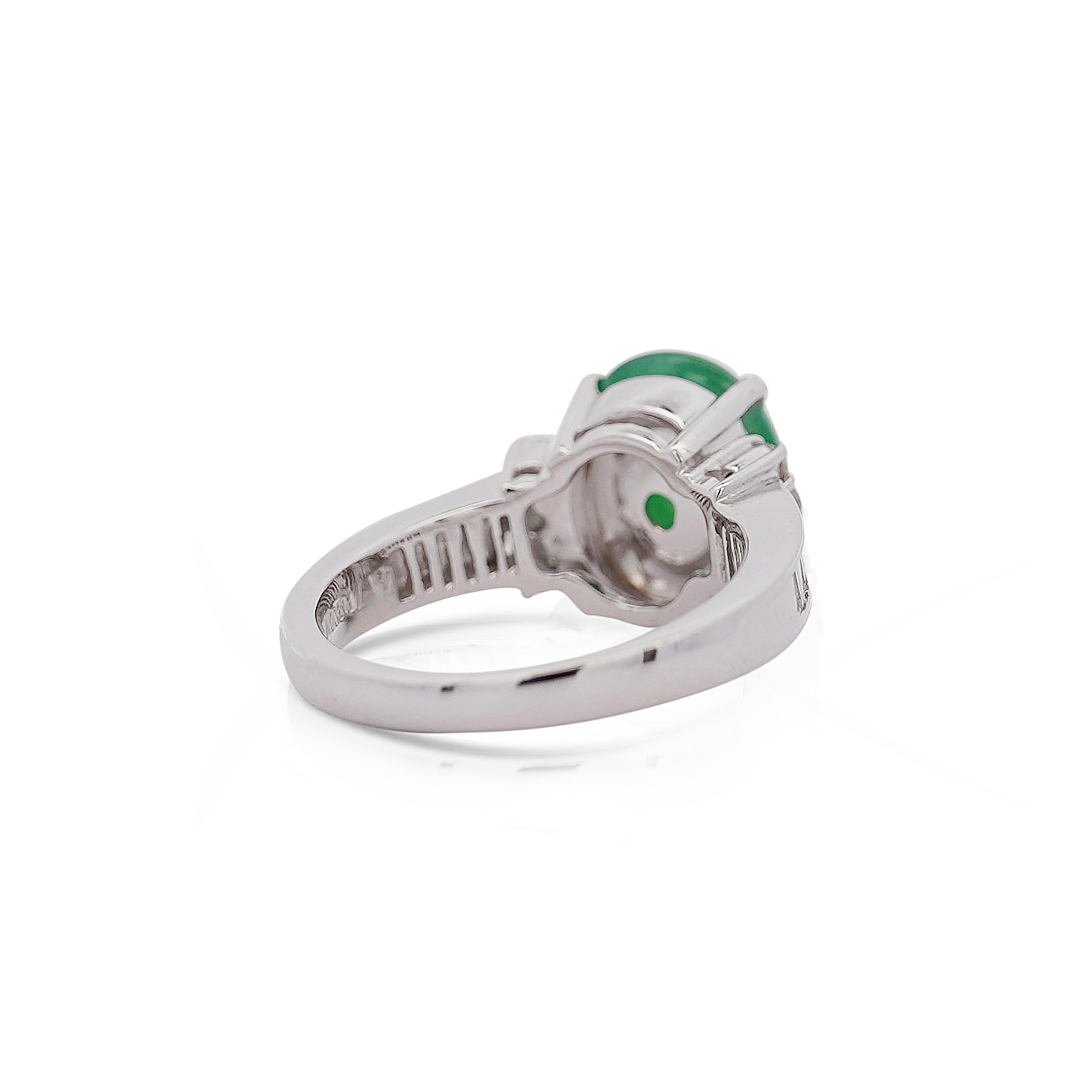 Taille cabochon Bague en platine avec jadéite non traitée de 4,17 carats et diamants baguettes en vente