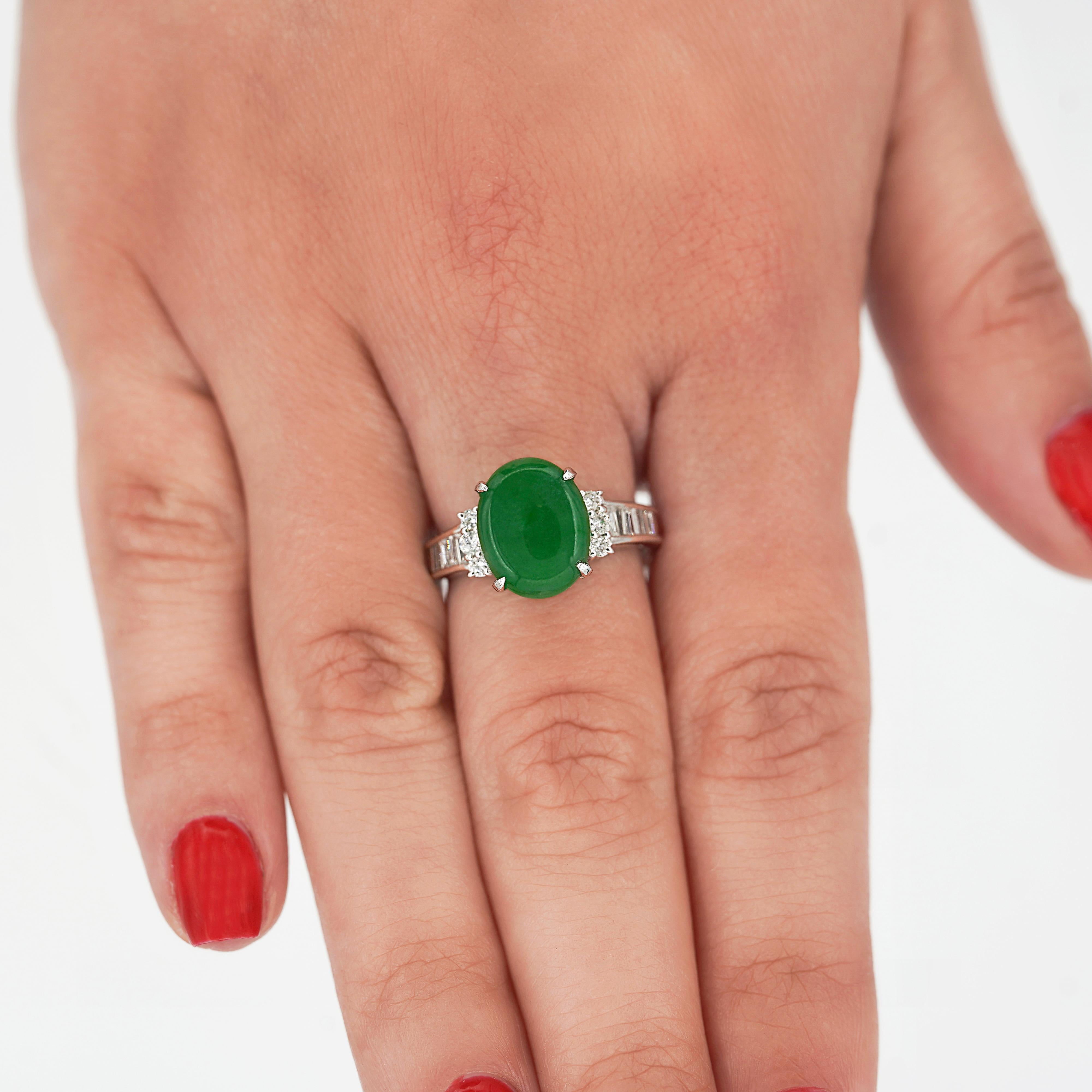 Bague en platine avec jadéite non traitée de 4,17 carats et diamants baguettes Excellent état - En vente à Miami, FL