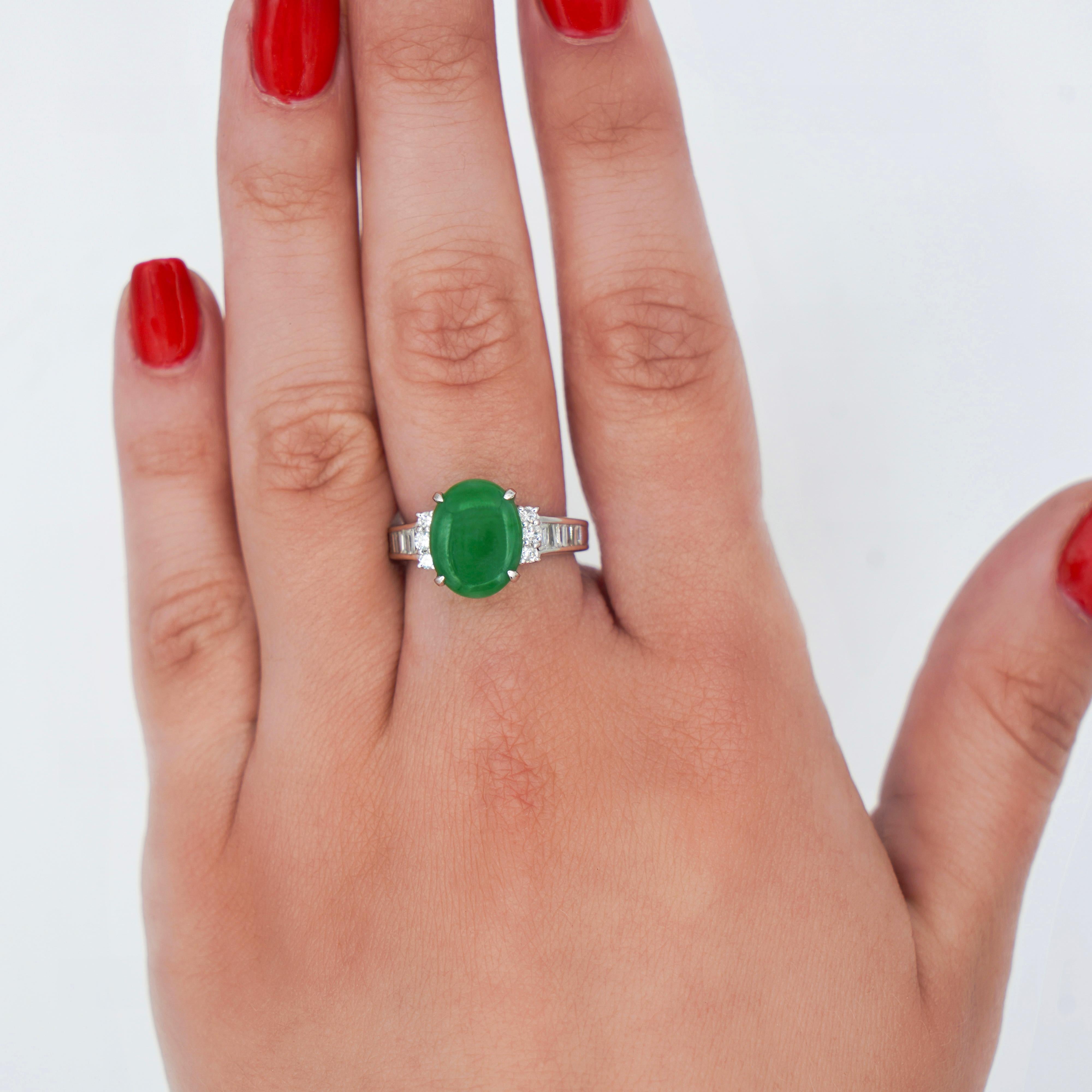 Bague en platine avec jadéite non traitée de 4,17 carats et diamants baguettes Pour femmes en vente
