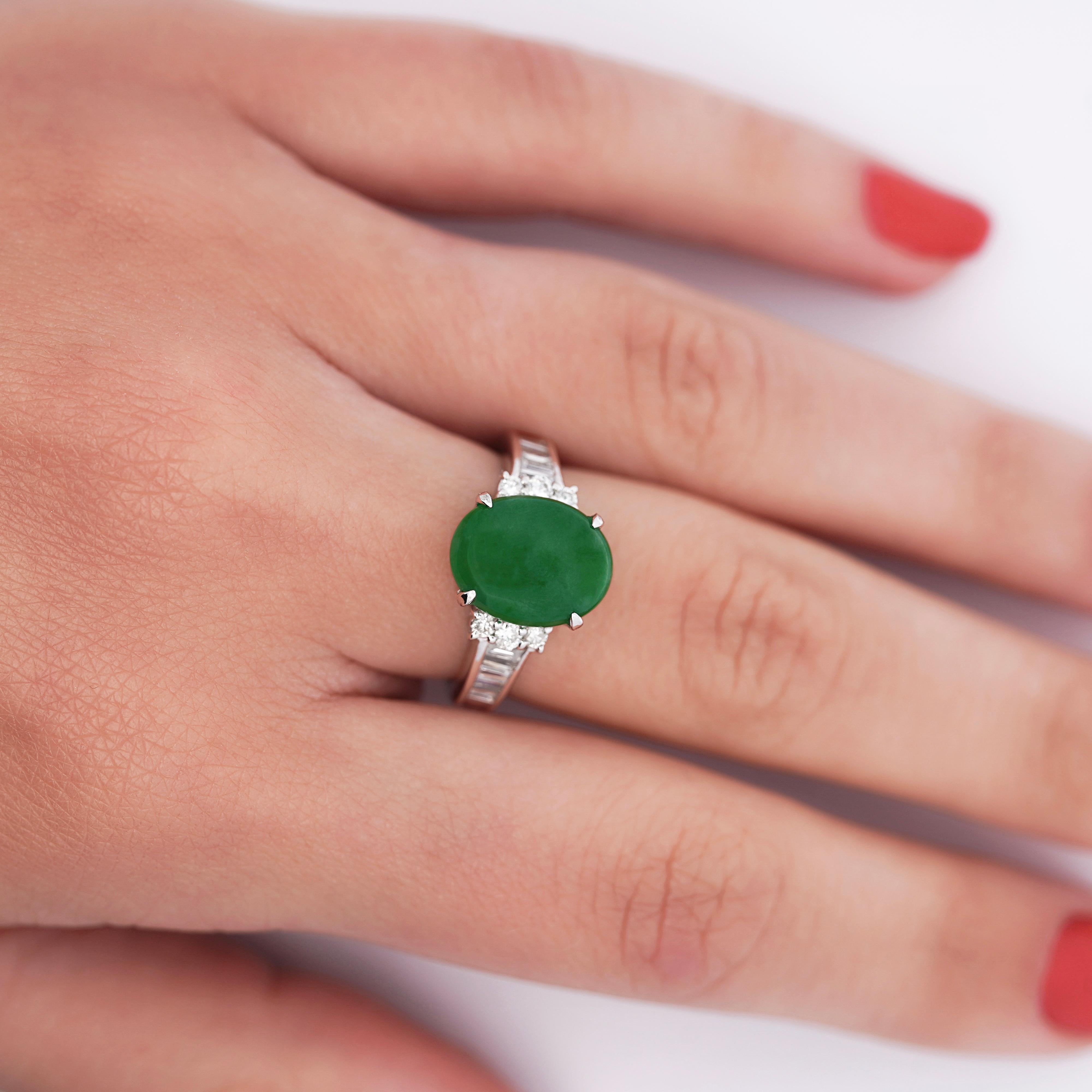 Bague en platine avec jadéite non traitée de 4,17 carats et diamants baguettes en vente 1