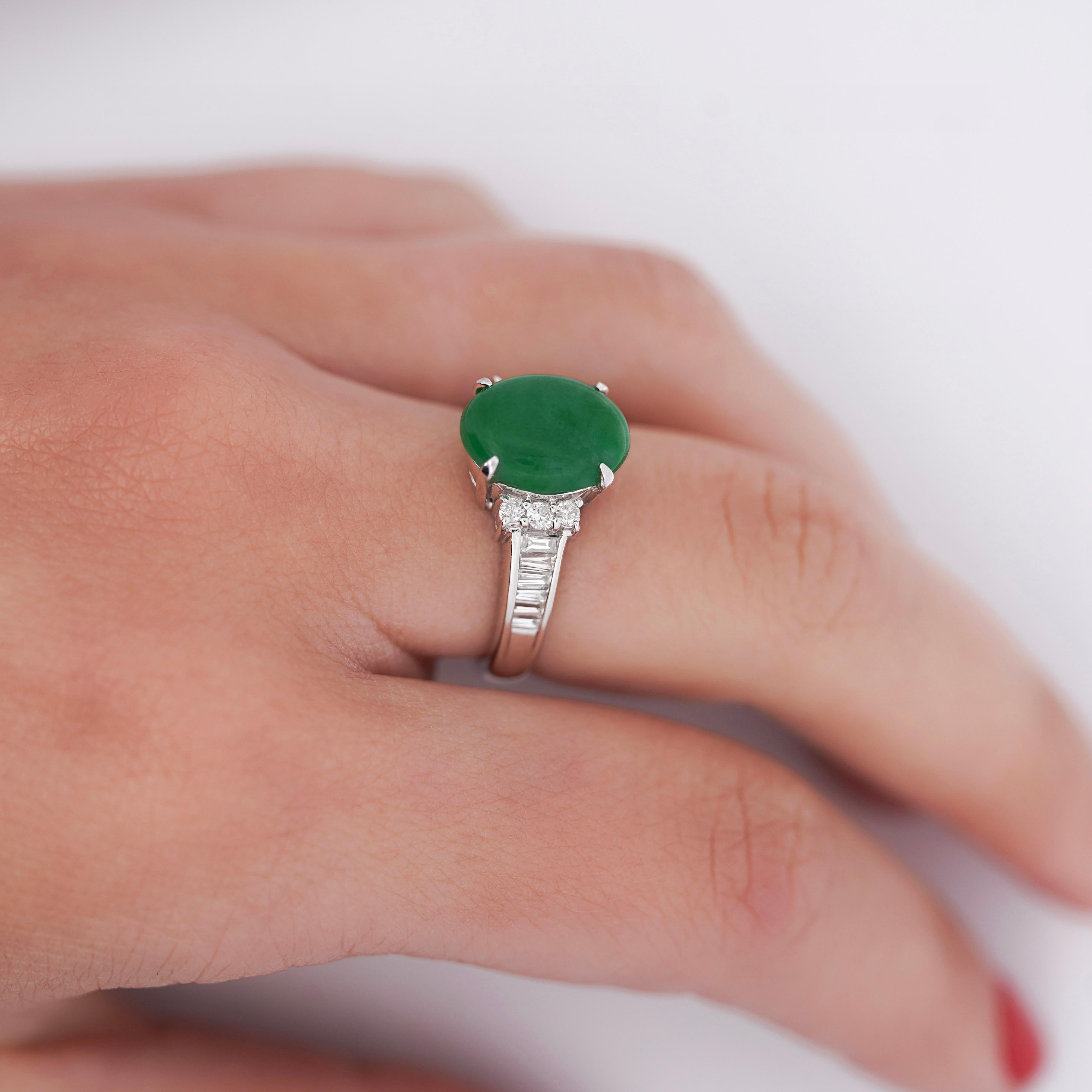 Bague en platine avec jadéite non traitée de 4,17 carats et diamants baguettes en vente 2