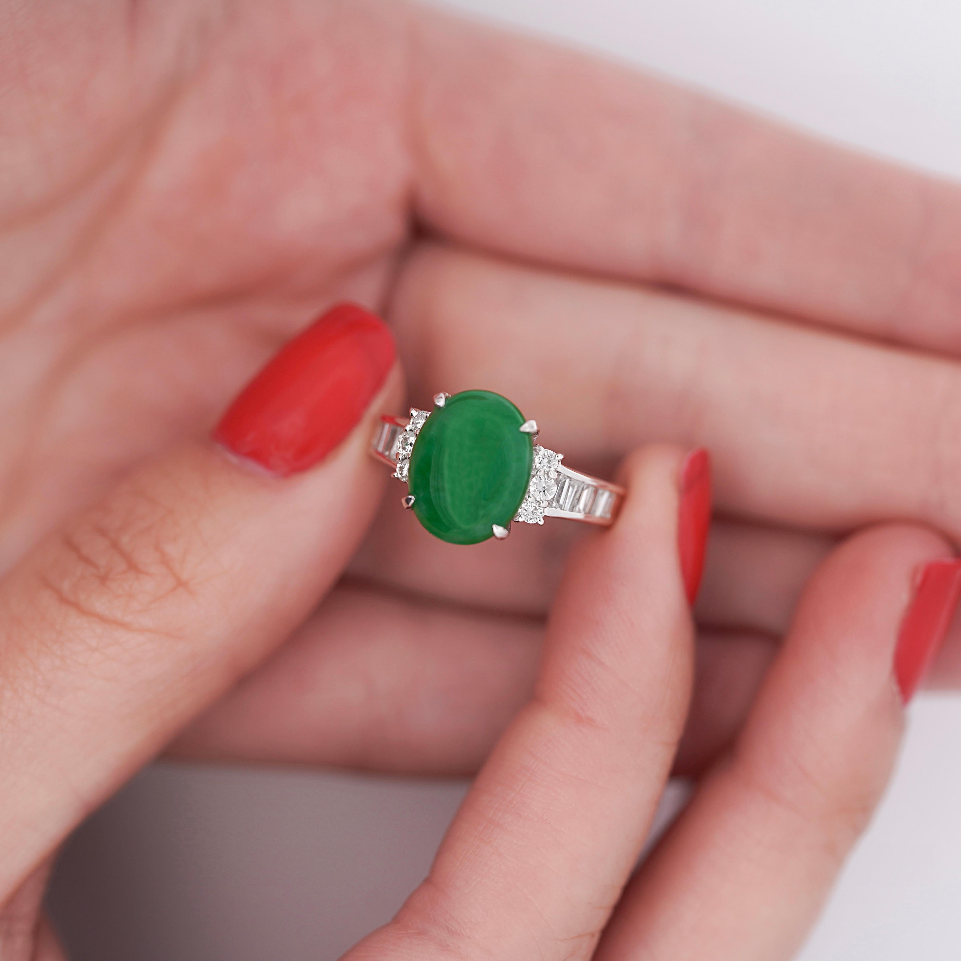 Bague en platine avec jadéite non traitée de 4,17 carats et diamants baguettes en vente 3