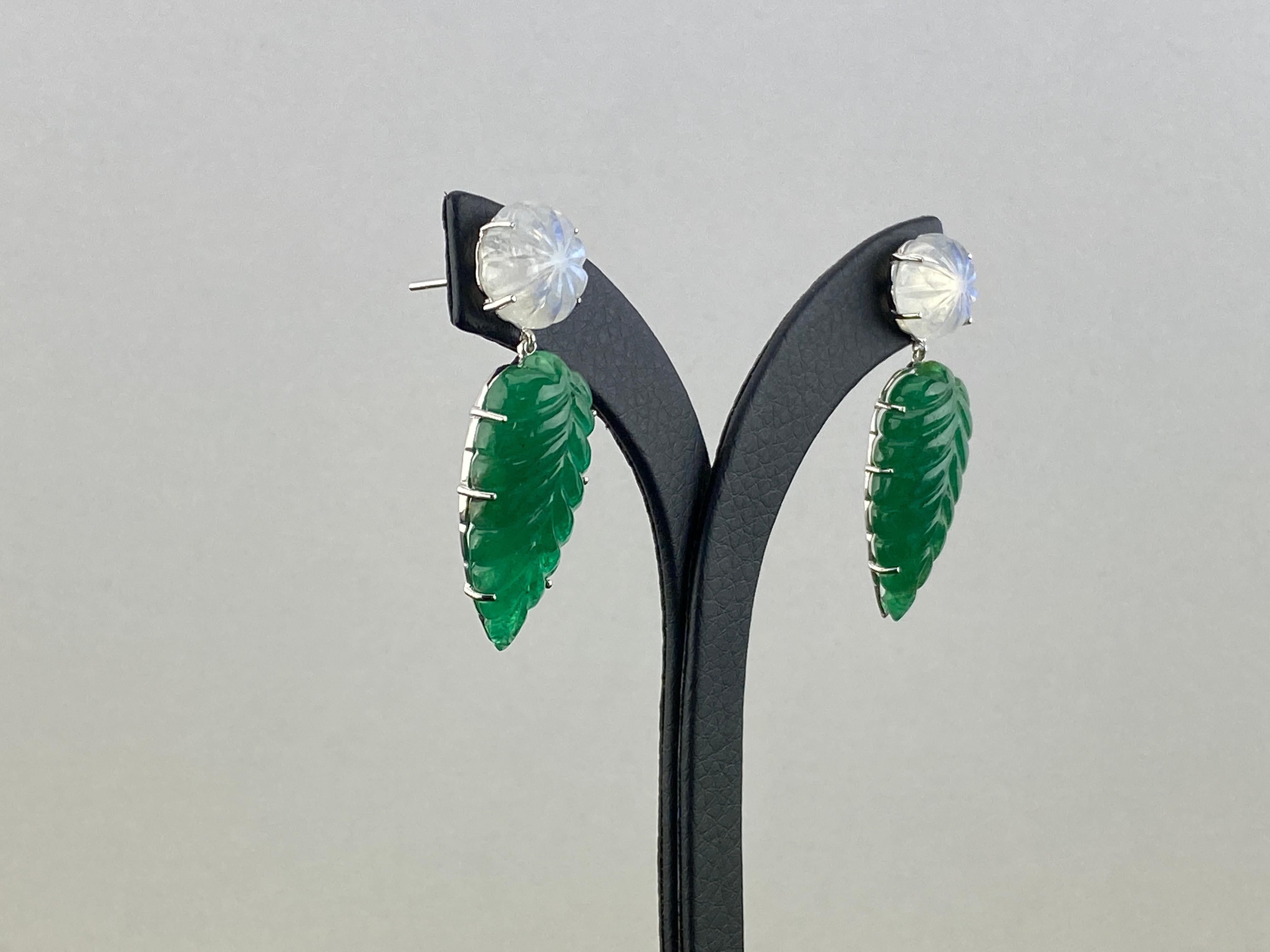 Zertifizierter 42,08 Karat geschnitzter Smaragd und geschnitzter Mondstein-Ohrring (Art déco) im Angebot