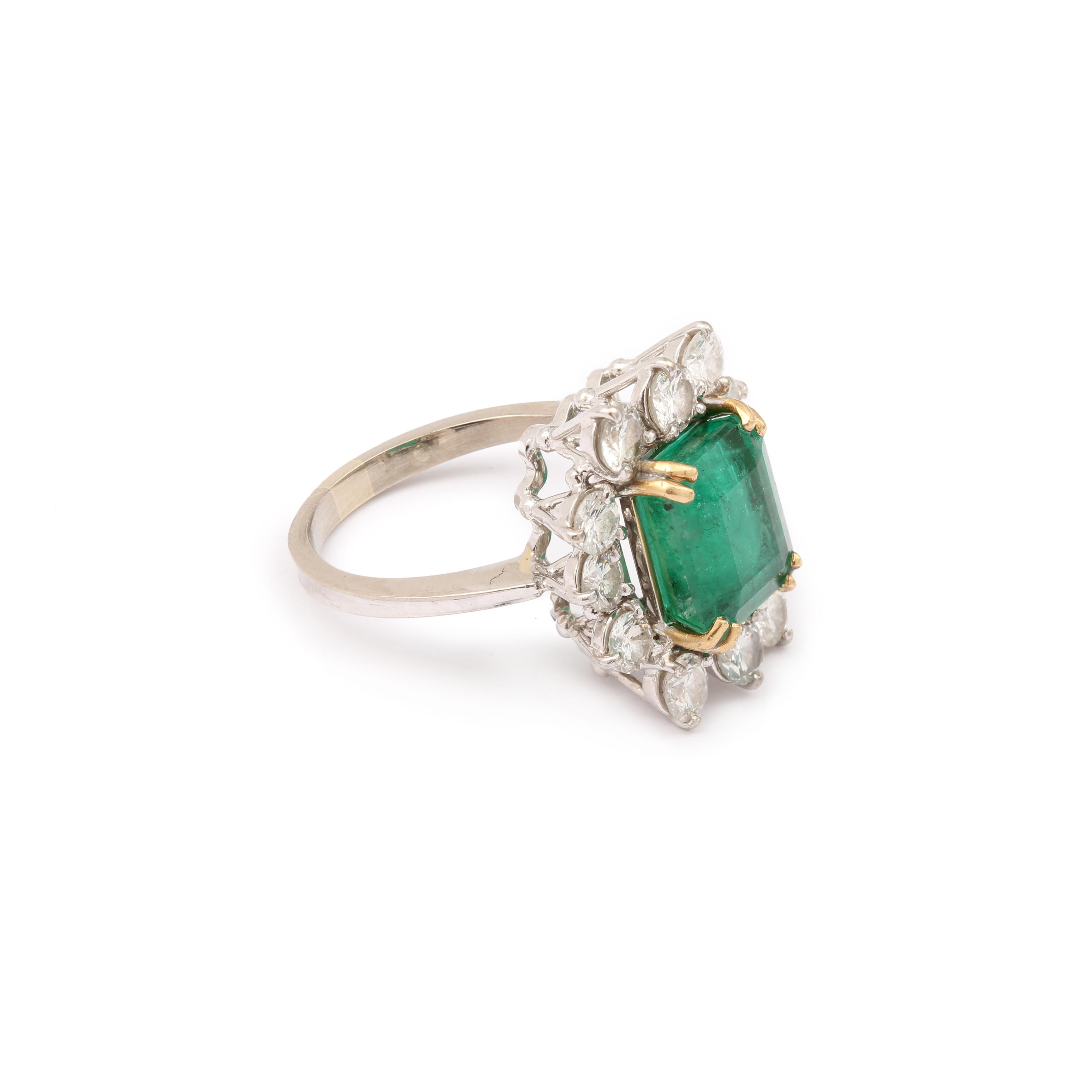 Beautiful pompadour style ring set with a Brazilian emerald of 4.21 carats in a setting of 12 brilliant diamonds.

Weight of the emerald : 4.21 carats

With Carat Gem Lab certificate, specifying natural emerald, minor oil impregnation, origin