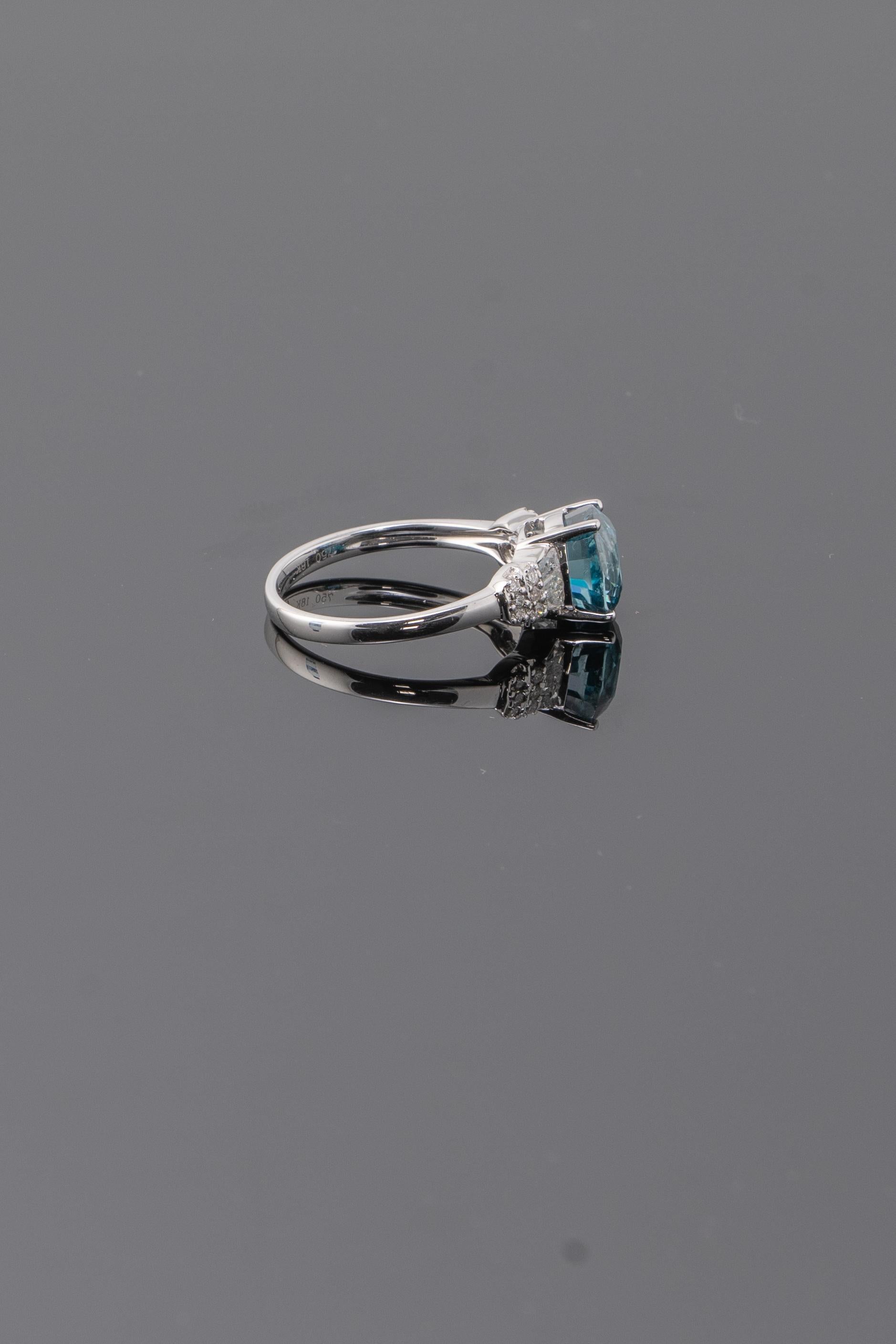 Moderne Bague de cocktail ou de fiançailles en zircon bleu certifié de 4,28 carats et diamants