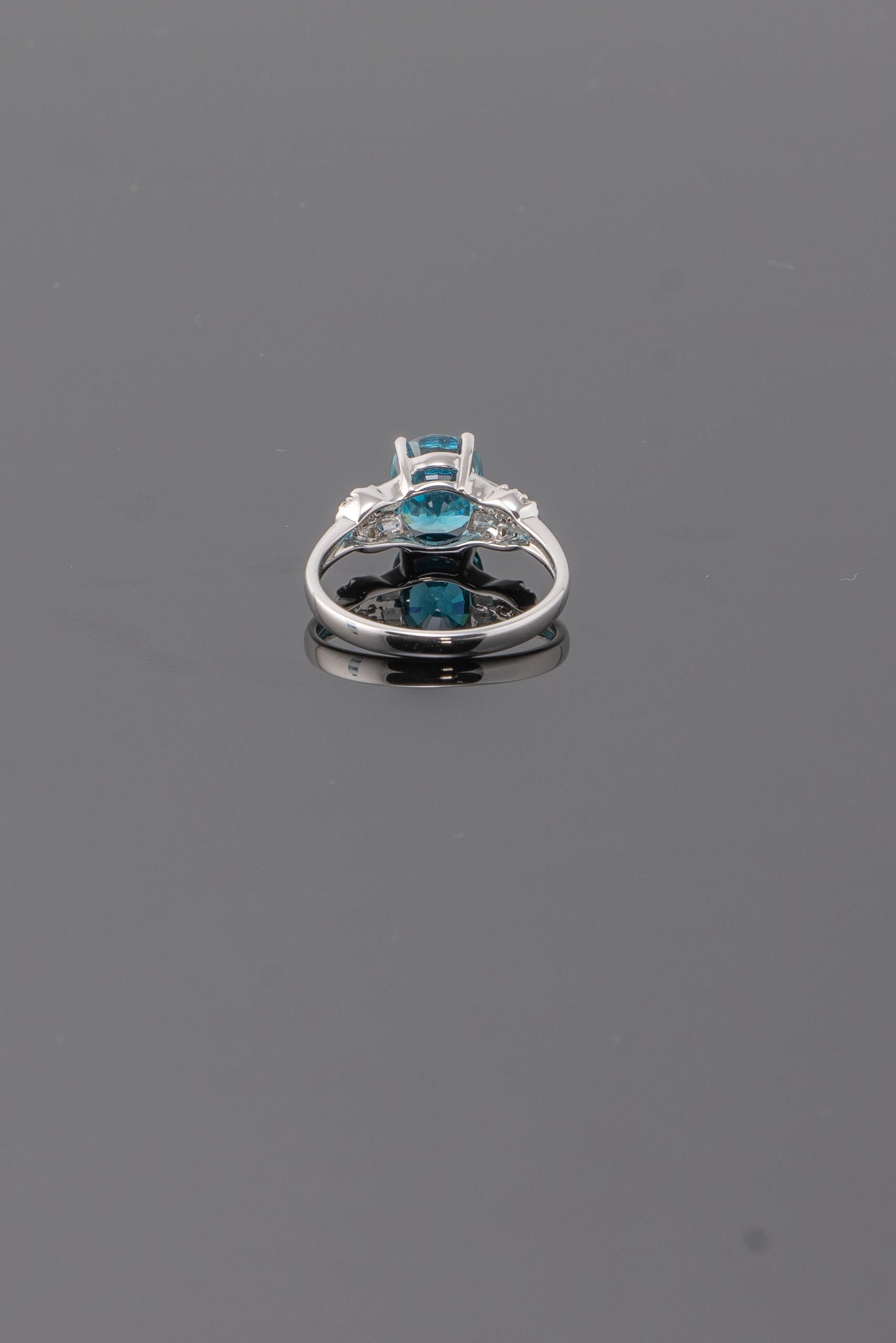 Taille ovale Bague de cocktail ou de fiançailles en zircon bleu certifié de 4,28 carats et diamants