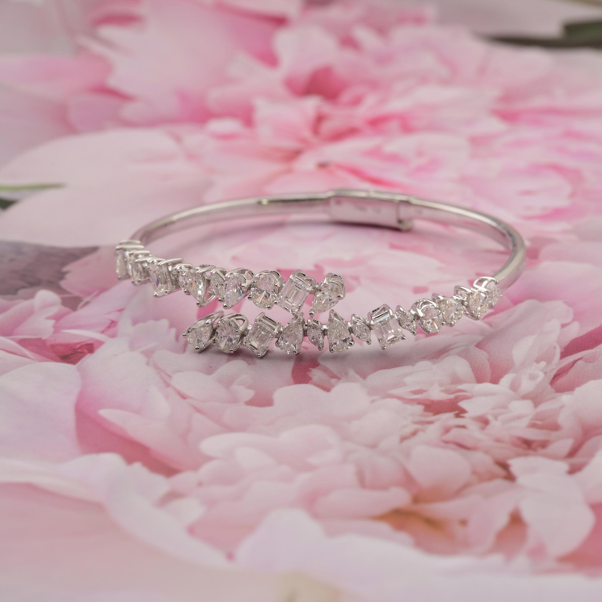 Certificado 4.28Ct Multi Shape Diamond Bypass Pulsera Puño Joyería de Oro Blanco de 18k en Nuevo estado para la venta en Diera, Dubai