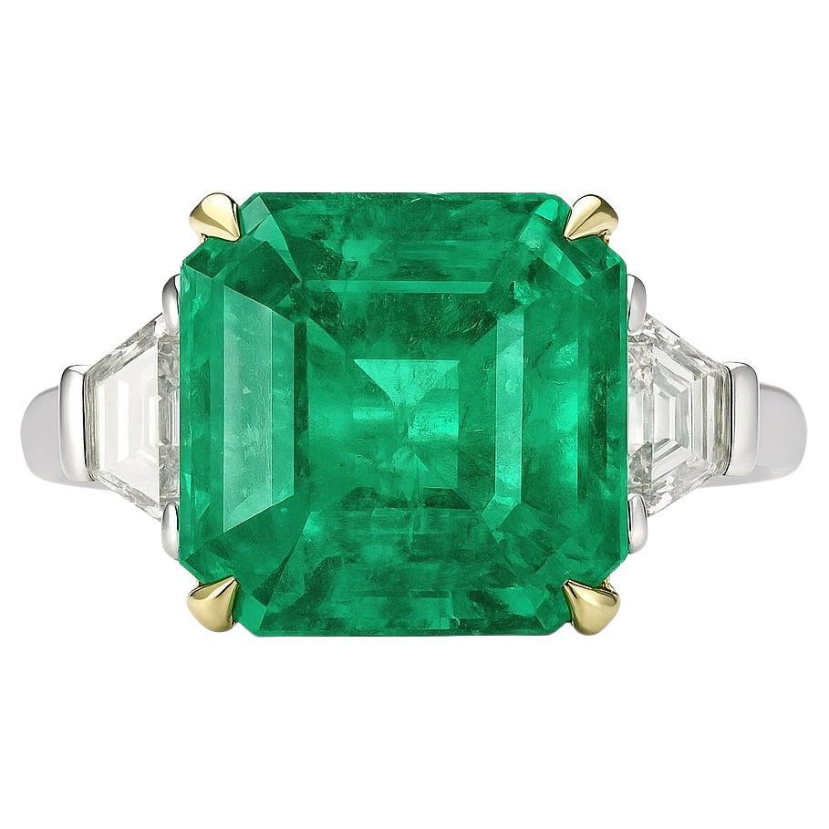 Zertifizierter 4,3 Karat Muzo Colombian Asscher Cut Smaragd und Diamantring

Ein außergewöhnlicher Dreisteinring mit einem zertifizierten 4,3 Karat Muzo-Smaragd im kolumbianischen Asscher-Schliff mit geringem Ölanteil, der für seine lebhafte grüne
