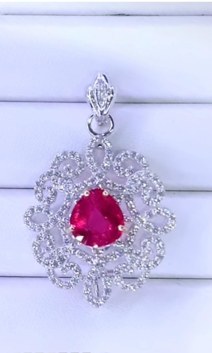 Un exclusivo colgante de Turmalina, Rubelita y Diamantes, de intrincado diseño.
Eleva tu belleza atemporal y añade un toque de refinamiento y colorido.
Impresionante venida en oro de 18 quilates con una delicada Turmalina Natural Rubelita de 4,30