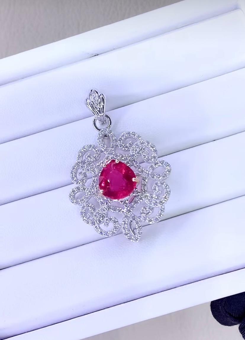 Colgante de oro de 18 quilates con turmalina rubelita certificada de 4,30 quilates y diamantes de 1,80 quilates en Nuevo estado para la venta en Massafra, IT