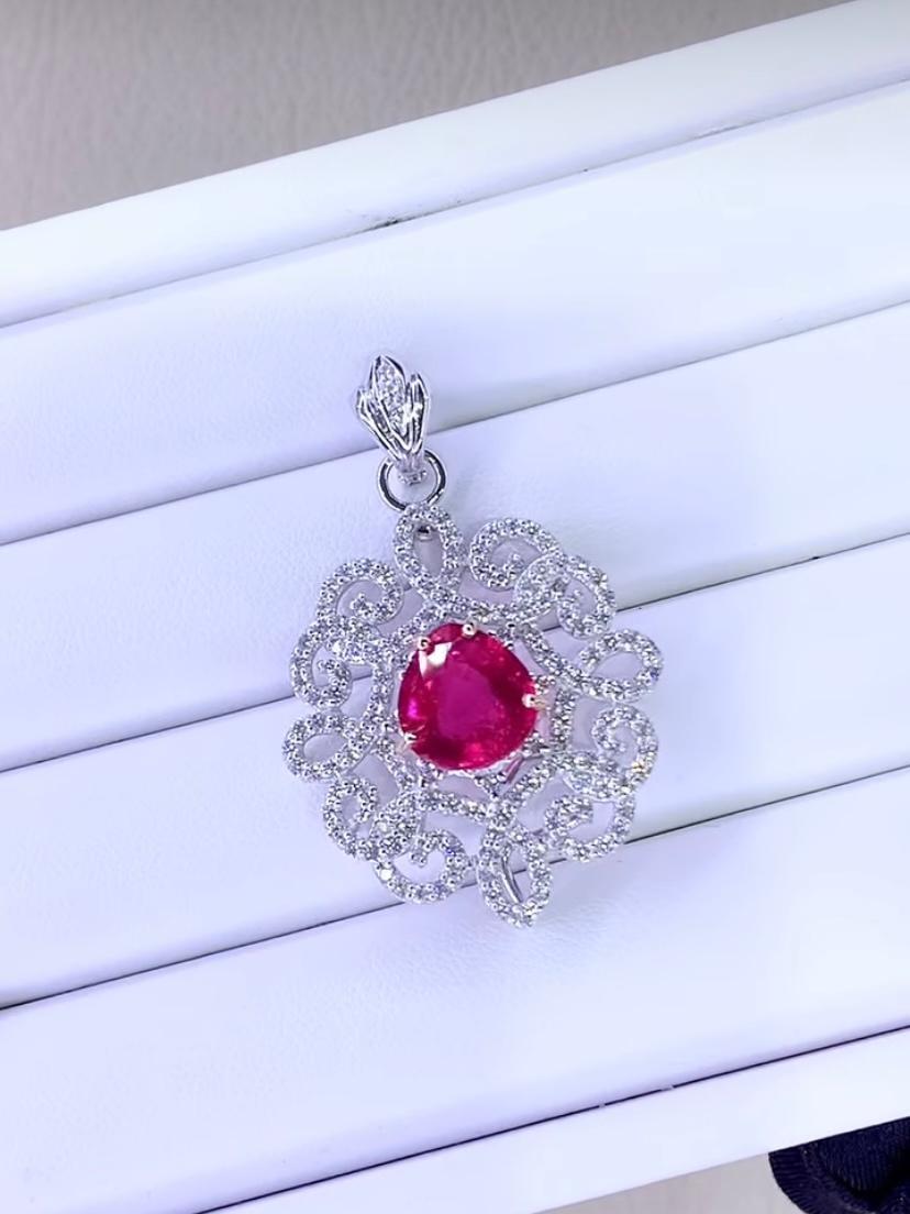 De las mujeres Colgante de oro de 18 quilates con turmalina rubelita certificada de 4,30 quilates y diamantes de 1,80 quilates en venta