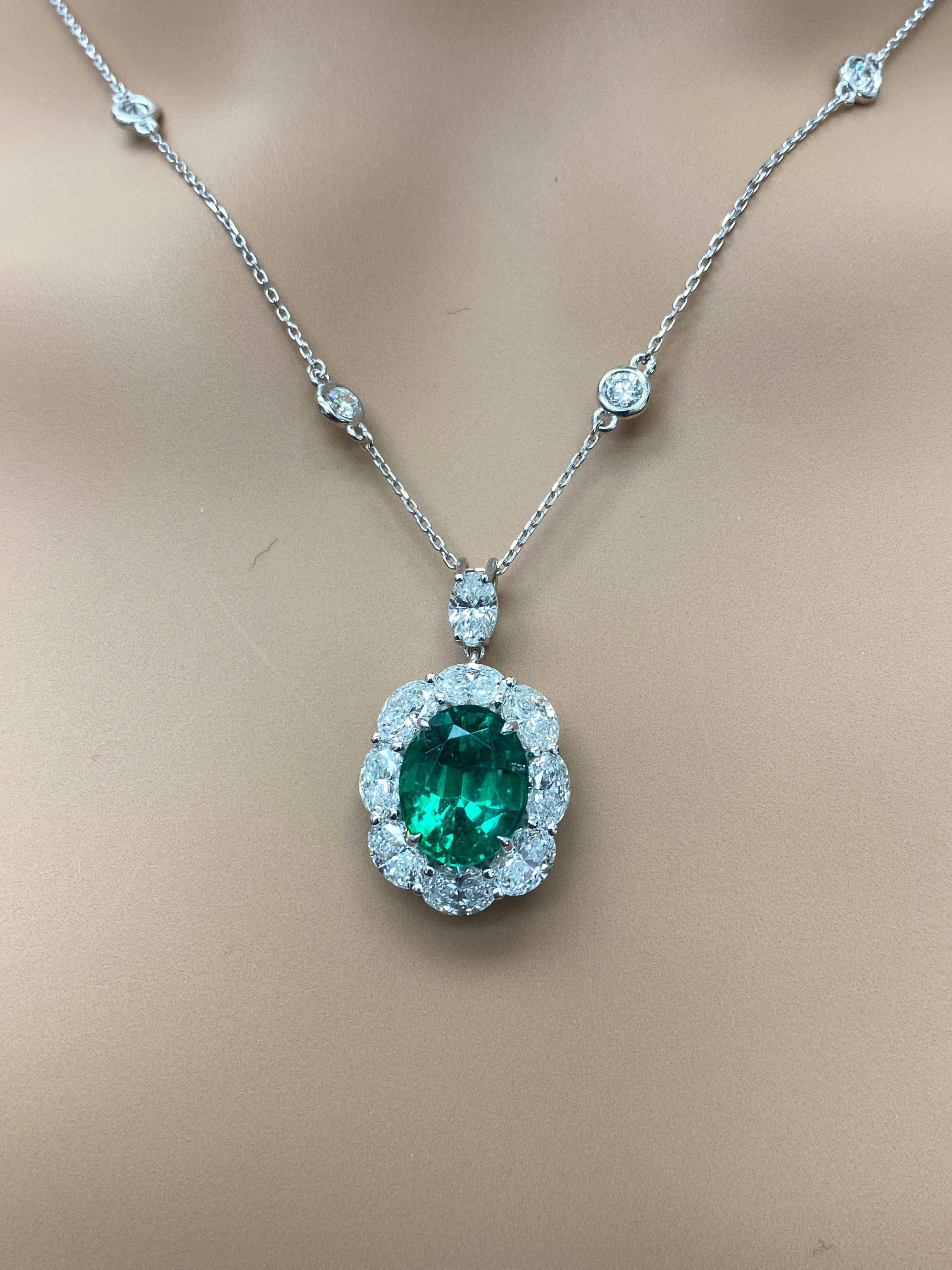 CERTIFICADO 4.31 Quilates Esmeralda talla oval y Diamante Collar Gota en Oro Blanco 18K en venta 4